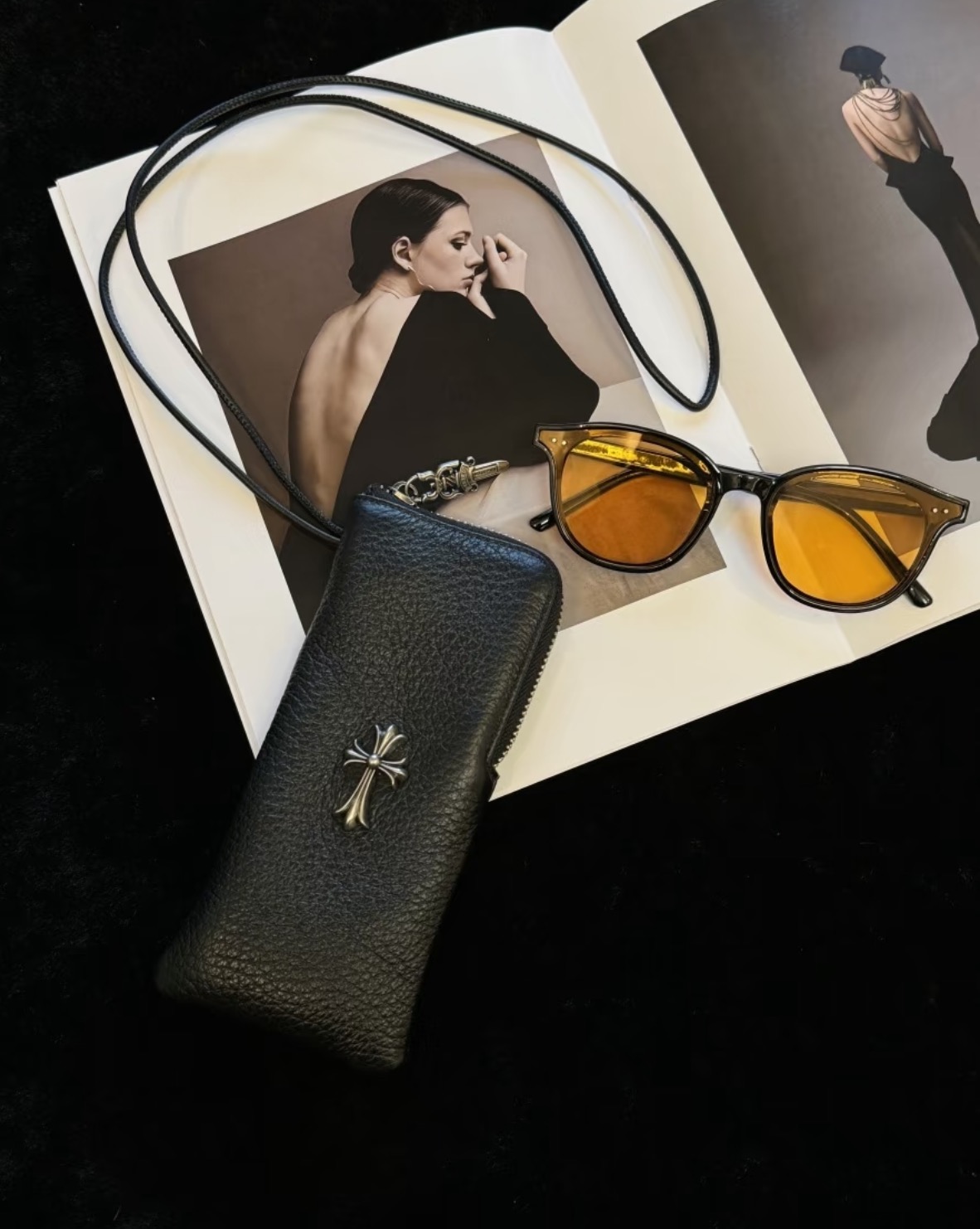 发80💰克罗心头层牛皮眼镜包，时尚与实用的完美融合，超耐用 宝子们，还在为心爱的眼镜找不到既好看又能细心呵护它们的“小窝”而苦恼？今天必须给大家安利这款克罗心眼镜包，让你瞬间成为街头最有品味的时尚达人！ 顶级材质，尽显奢华质感 这款克罗心眼镜包，严选优质头层牛皮打造。细腻的纹理，仿佛是岁月精心雕刻的印记，上手一摸，柔软又富有韧性 ，每一次触碰都能感受到满满的高级感。而且头层牛皮的耐用性超强，能长久陪伴你，随着使用时间的增加，还会产生独特的复古光泽，越用越有味道。 经典标志，诠释潮流态度 标志性的克罗心十字金属元素，以精致的姿态镶嵌在包身。独特的设计，细腻的做工，在阳光下闪烁着冷冽而迷人的光芒 ，瞬间让整个眼镜包的时尚度飙升。背着它出街，无论是搭配休闲装还是正装，都能轻松成为焦点，彰显你独特的潮流态度和品味。 贴心设计，全方位守护眼镜 合理的内部空间规划，能稳稳地容纳各种款式的眼镜，无论是太阳镜还是近视镜，都能得到贴心的保护，有效防止刮花和挤压 。拉链顺滑流畅，开合轻松不卡顿，方便你随时取用眼镜。而且，搭配的挂绳设计超贴心，不仅方便携带，还能挂在包包上，当作时尚小配饰，为整体造型加分不少。 精致之选，送礼超有面儿 这么一款集颜值、品质与实用性于一身的克罗心眼镜包，无论是自己用还是送给朋友，都是绝佳选择。 配上品牌精致的包装，送出的不仅仅是一个眼镜包，更是一份时尚与品味，收到礼物的人一定会爱不释手。 宝子们，时尚好物总是供不应求，这款克罗心眼镜包库存有限，错过可就太可惜啦！赶紧入手，给你的眼镜找一个奢华又时尚的“家”，让每一次出行都闪耀着独特的魅力 ！