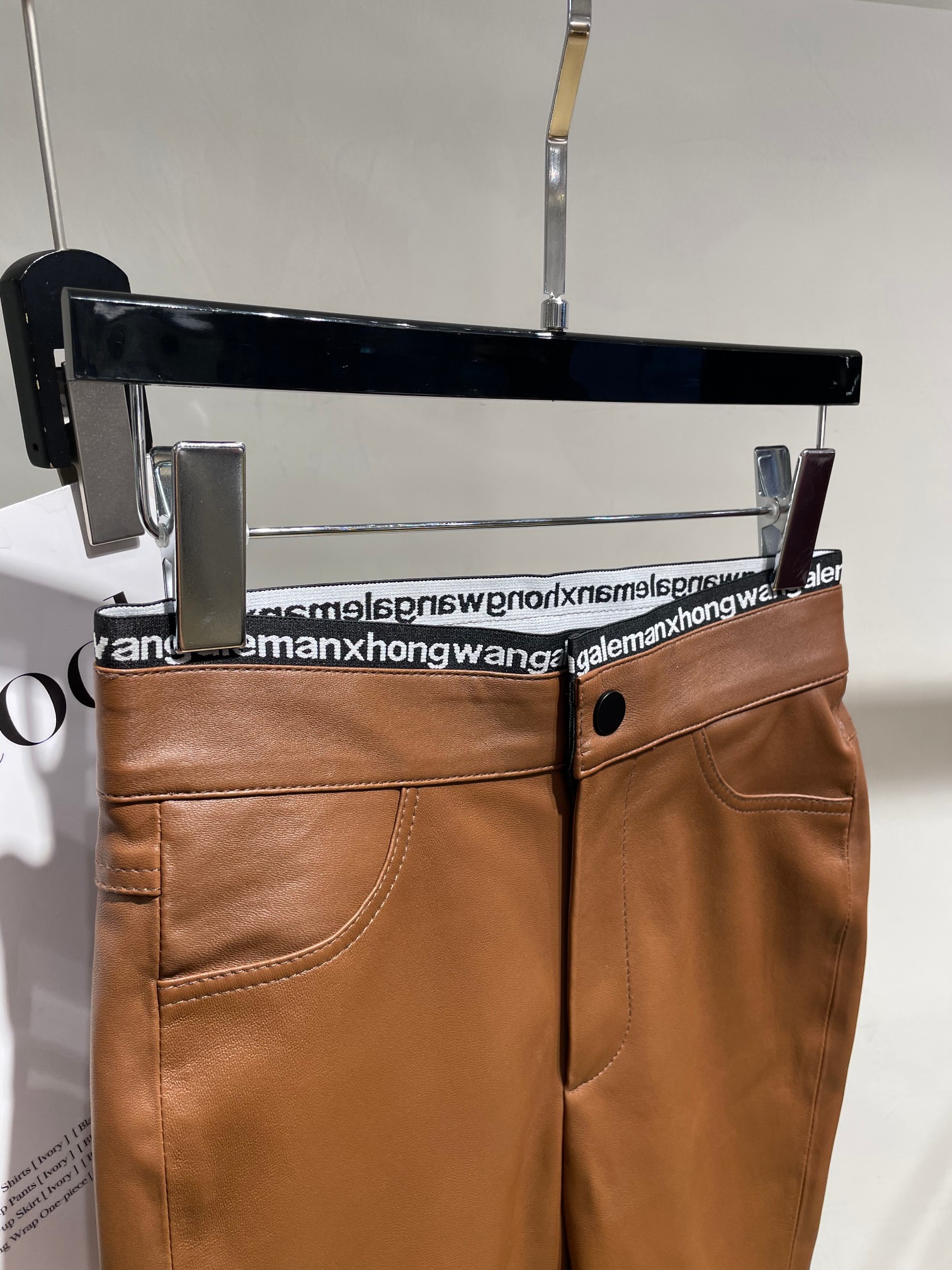 Stylish Women’s Dress with King’s Letter-Laced Leather Pants and Sheep-Skin Material - 图片 4