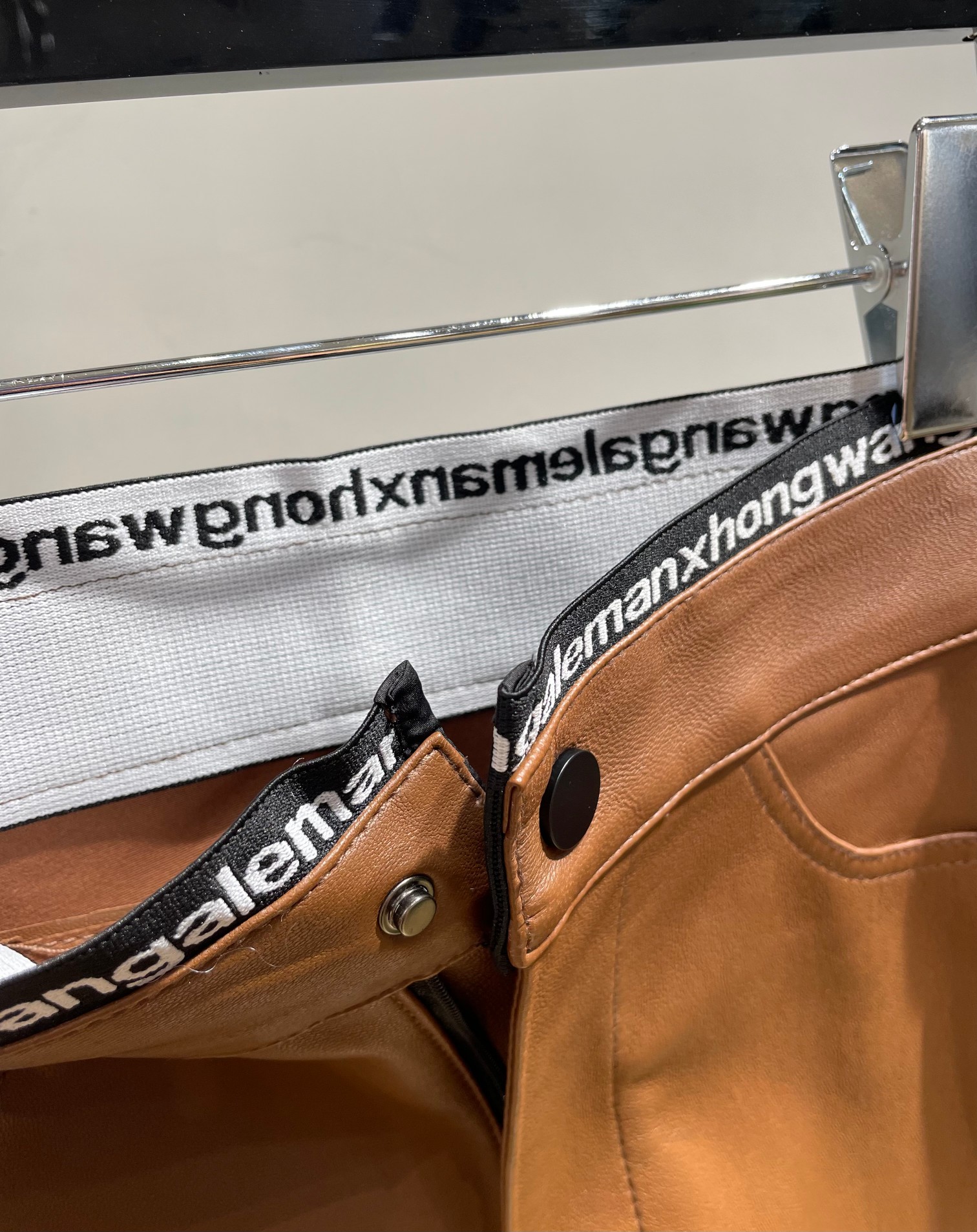 Stylish Women’s Dress with King’s Letter-Laced Leather Pants and Sheep-Skin Material - 图片 2