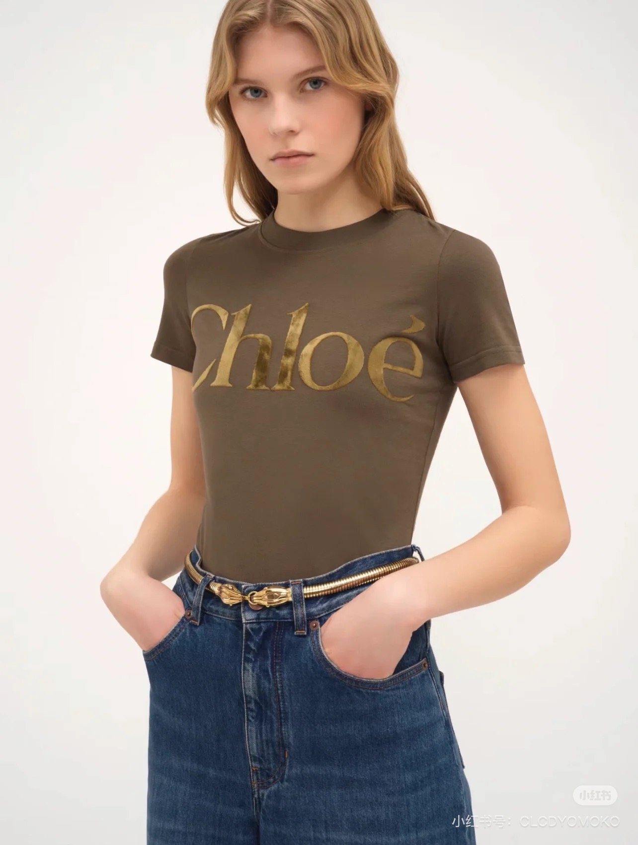Chlo* Original Female Suit: Stylish Velvet Letter Tee with Shoulder Repair – Simple and Advanced Style. - 图片 6