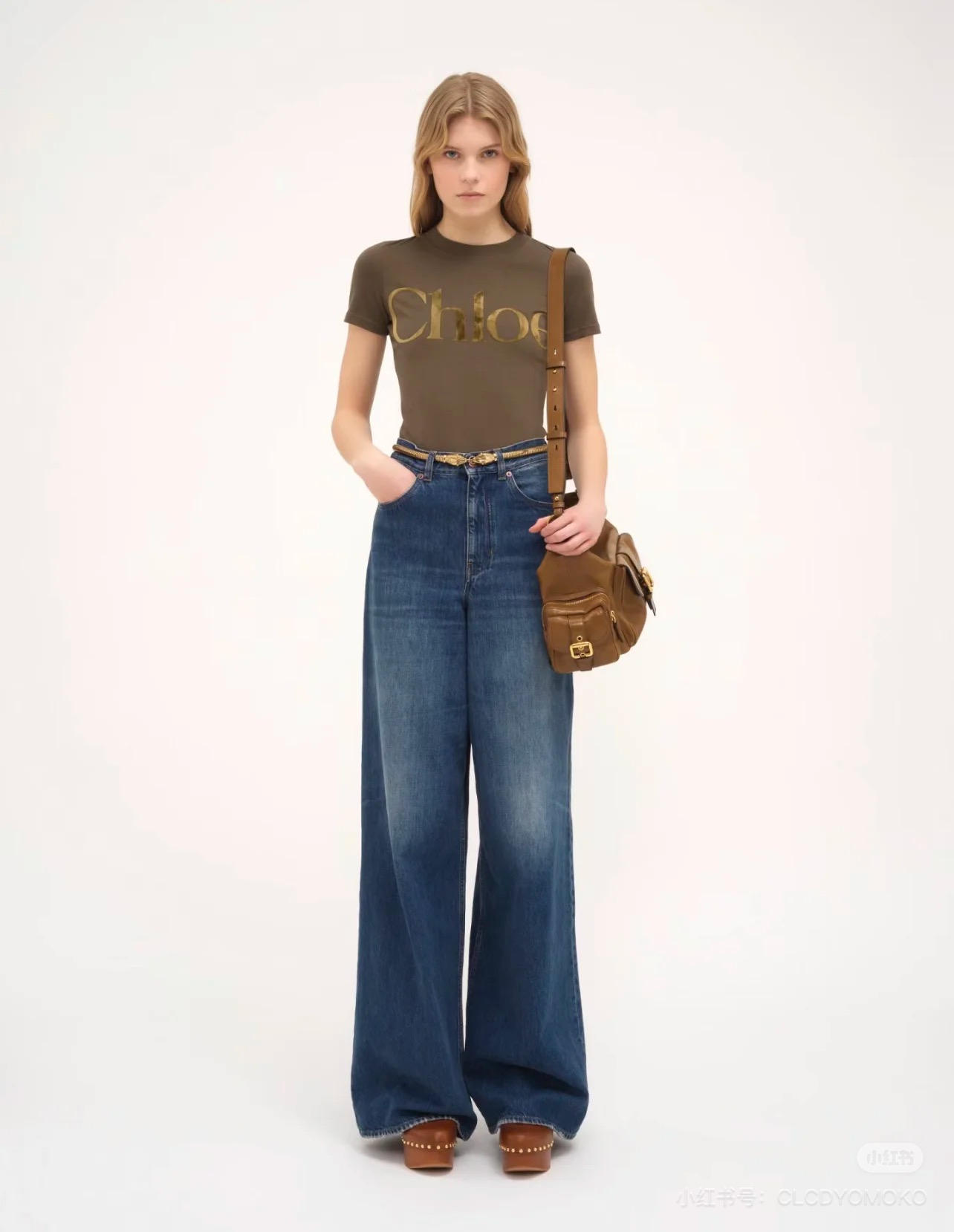 Chlo* Original Female Suit: Stylish Velvet Letter Tee with Shoulder Repair – Simple and Advanced Style. - 图片 5