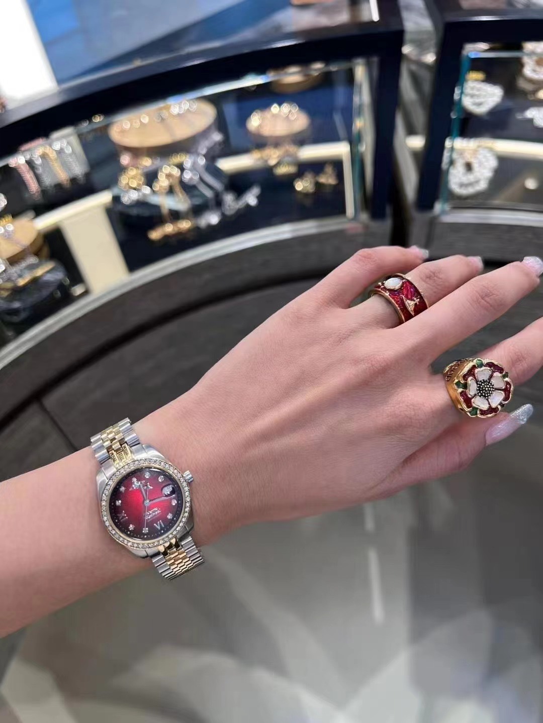 Vivienne Westwood China-Exclusive Timepiece, featuring a Bordeaux cherry - Comprehensive 4