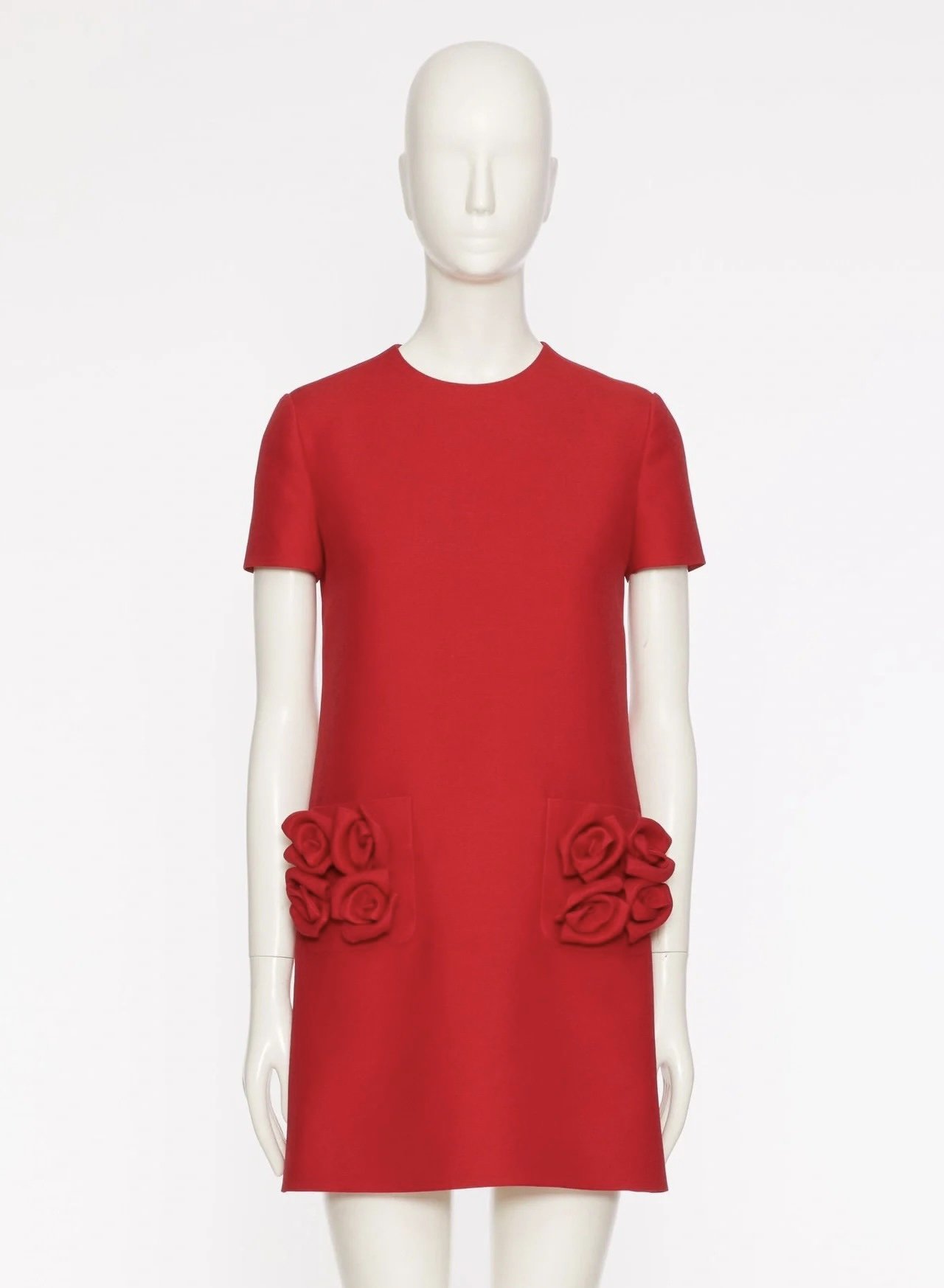 ꫛꫀꪝVT 早春红色连衣裙进口醋酸面料，纯正的VLTN红，品牌具有代表性的颜色，前口袋手工立体玫瑰花朵，经典版型灵动时髦！jldzss2码数：S-XL