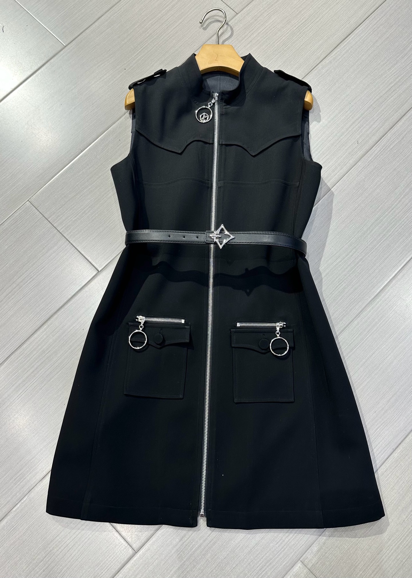 NO:861253,Louis' early spring dress is the same style as Liu Yifei's. The acetate fabric is comfortable to wear, making it easy to manage during daily commuting. Paired with a belt, it gives a high-end look!  S-L,Louis Vuitton-clothing,louis vuitton,skirts,19860909路易 早春款连衣裙 刘亦菲同款,醋酸面料穿着舒适,日常 通勤轻松驾驭,搭配腰带高级感满满！S-L,路易威登-服装,louis vuitton,skirts,,Women's clothing