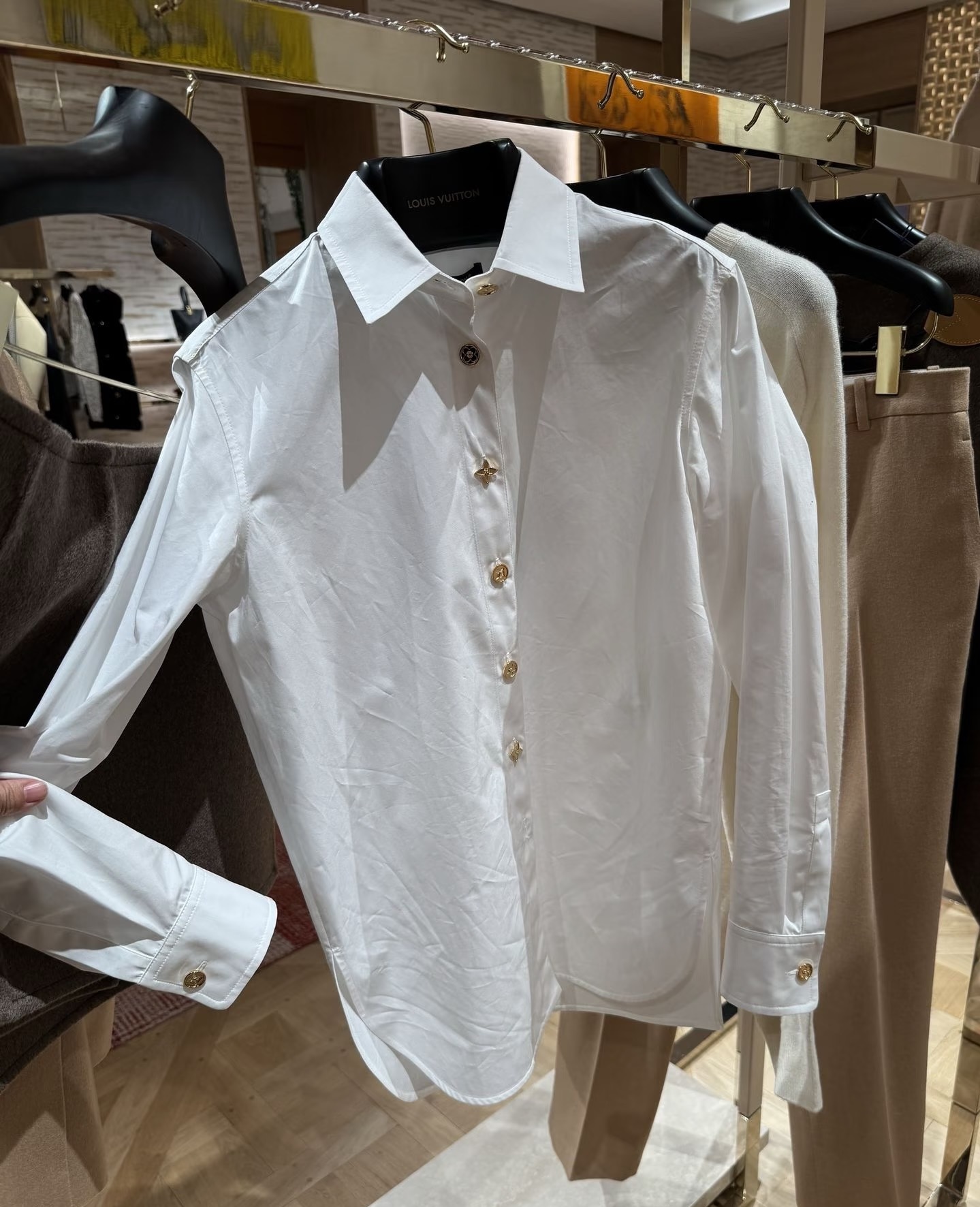 NO:861303,Louis spring and summer shirt, skin-friendly and soft lyocell cotton, exquisite hardware button decoration, white versatile, black high-end, S-XL, Louis Vuitton-clothing, louis vuitton,19860909路易 春夏款衬衣 亲肤柔顺的莱塞尔棉,精致的五金纽扣装饰,白色百搭,黑色高级,S-XL,路易威登-服装,louis vuitton,,Women's clothing