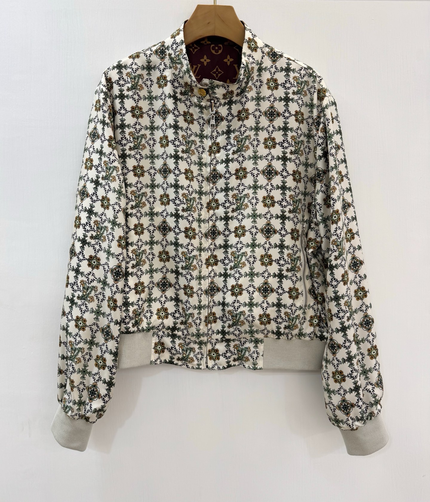 NO:861333,Louis early spring jacket, floral print holiday series, silk reversible design, versatile style recommended!  S size,Louis Vuitton-clothing,louis vuitton,jackets & coats,jackets & coats,real silk,19860909路易早春夹克外套 花卉印花度假系列,真丝双面穿设计,百搭款推荐！S 码,路易威登-服装,louis vuitton,jackets & coats,jackets & coats,real silk,,Women's clothing