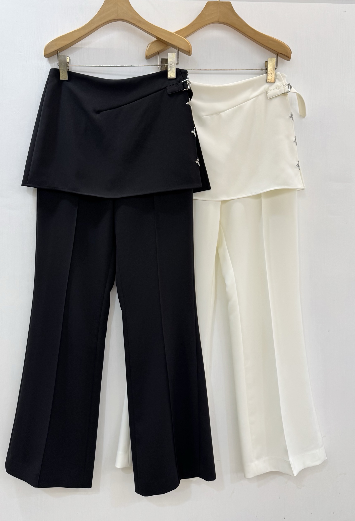 NO:861285,Louis' popular trousers, acetate fabric, girdle-style metal buckle on the side, micro-flared trousers with huge hidden muscles to show long legs, versatile style!  S-XL,Louis Vuitton-clothing,louis vuitton,19860909路易爆款长裤 醋酸面料,腰封式侧边金属扣书记,微喇裤型巨藏肉显腿长,百搭款！S-XL,路易威登-服装,louis vuitton,,Women's clothing