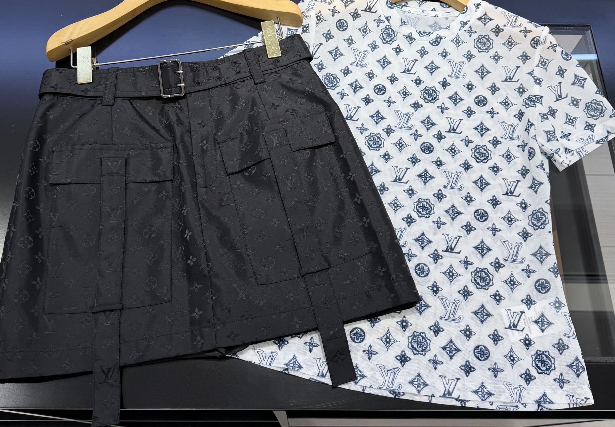 NO:861528,Louis American-style culottes with black presbyopic yarn-dyed pattern, high waist and slim A-line silhouette, workwear-style upper body is extremely trendy!  S-XL,Louis Vuitton-clothing,louis vuitton,skirts,19860909路易 美式裙裤 黑色老花色织图案,高腰显瘦A字版型,工装风上身潮感爆棚！S-XL,路易威登-服装,louis vuitton,skirts,,Women's clothing