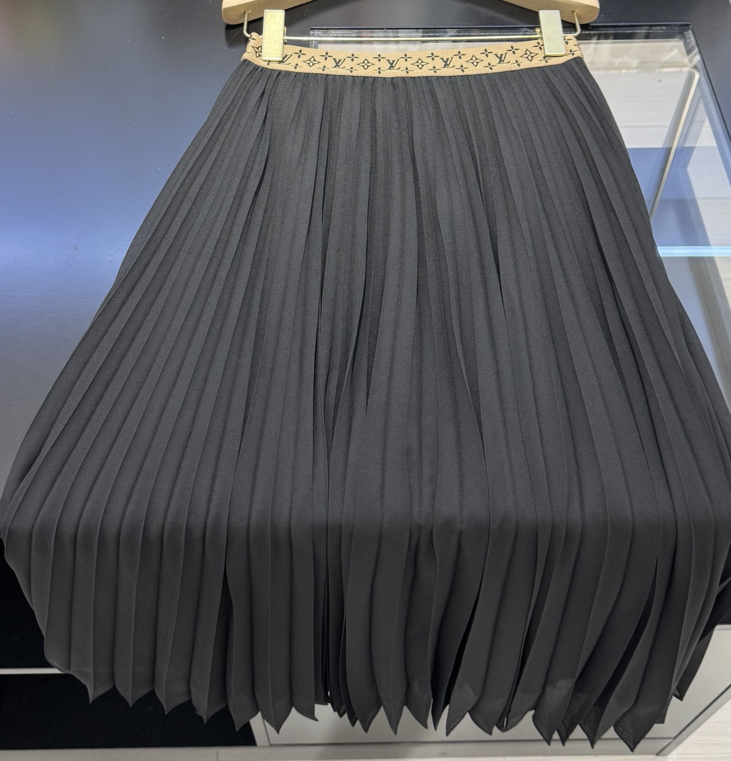 NO:861517,Louis pleated skirt with contrasting letters and ribbon waistband, elastic waist and strong tolerability, and the fabric is drapey and elegant!  S-XL,Louis Vuitton-clothing,louis vuitton,skirts,19860909路易 百褶半裙 字母撞色织带腰头,松紧腰包容性强,面料有垂感气质优雅！S-XL,路易威登-服装,louis vuitton,skirts,,Women's clothing