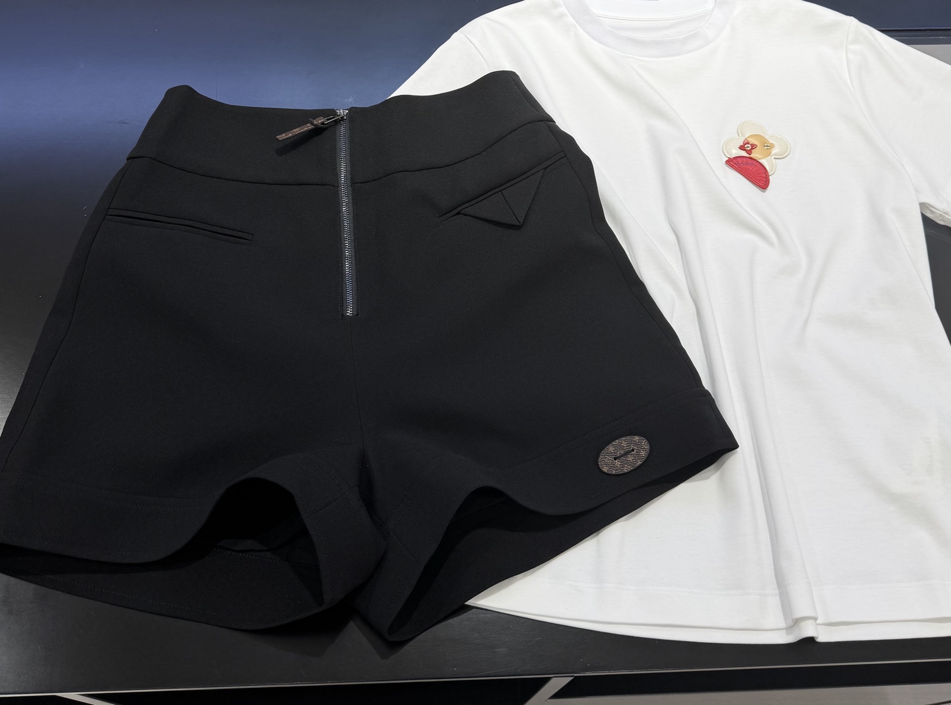 NO:861198,Louis black shorts have an A-line silhouette and a high-waisted design to outline your waistline. They are fashionable and versatile!  S-XL,Louis Vuitton-clothing,louis vuitton,shorts,19860909路易 黑色短裤 A字版型,高腰设计勾勒腰线,时髦 百搭！S-XL,路易威登-服装,louis vuitton,shorts,,Women's clothing