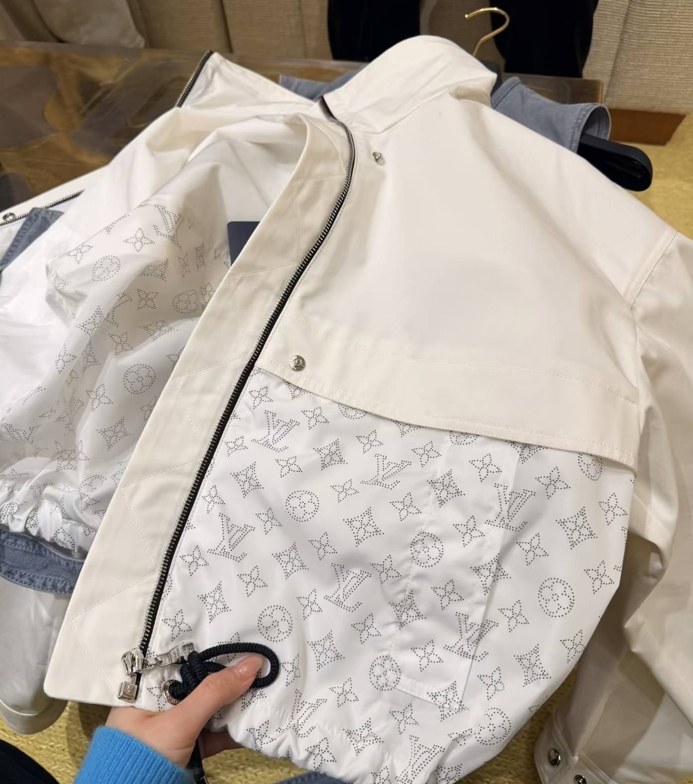 NO:861187,Louis white jacket with milky white color, gray classic presbyopia inside, full visual layering, light and high-end'! S-XL, Louis Vuitton-clothing, louis vuitton, jackets & coats,19860909路易 白色夹克 奶白配色,内里灰色经典老花,视觉层次感拉满,轻盈又高级”！S-XL,路易威登-服装,louis vuitton,jackets & coats,,Women's clothing