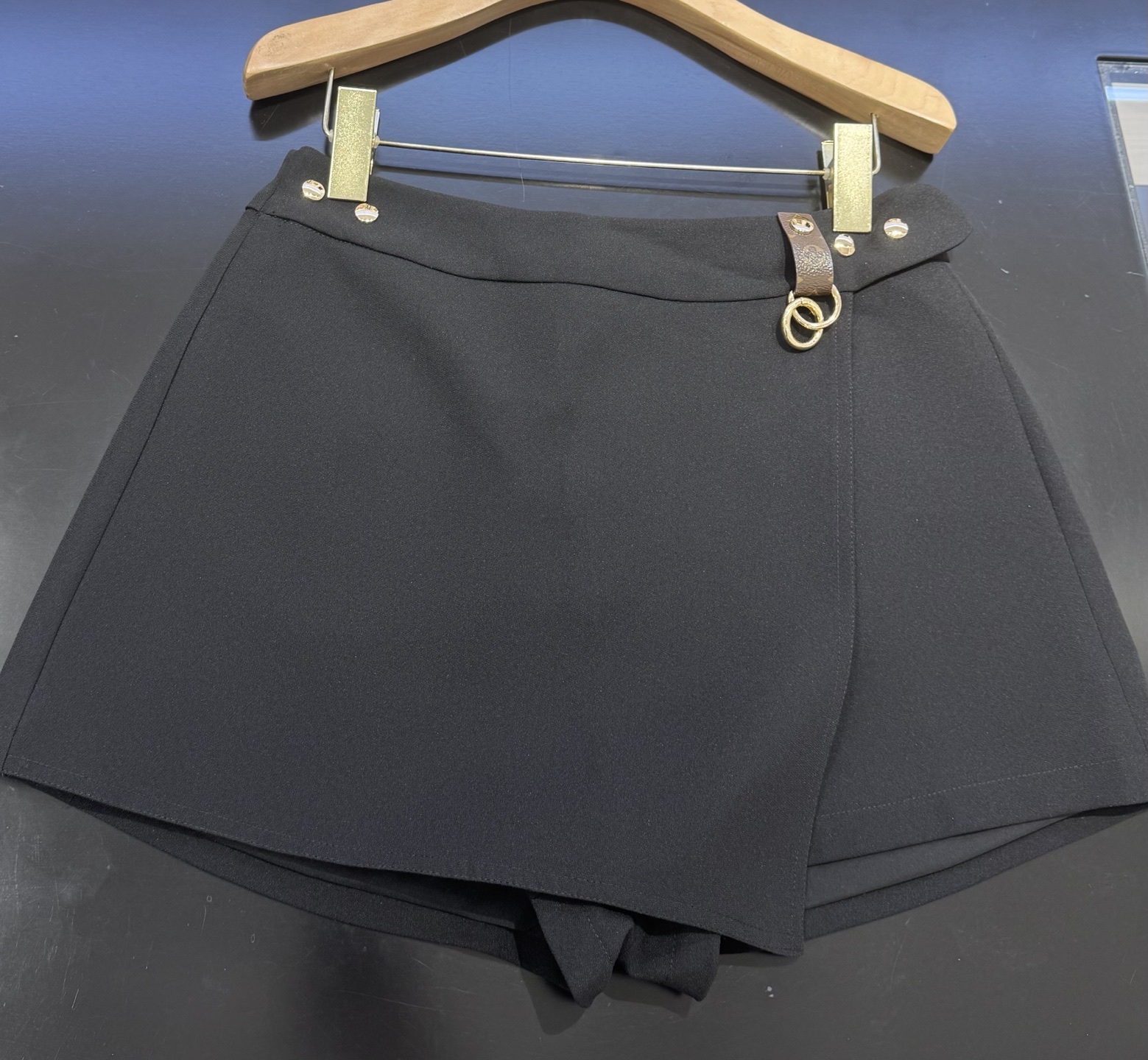 NO:861210,Louis black culottes have a crisp silhouette and good texture. The high-waisted culottes create long legs, neat and capable!  S-XL,Louis Vuitton-clothing,louis vuitton,skirts,19860909路易 黑色裙裤 版型挺括质感好,高腰裤裙营造大长腿,利落干练！S-XL,路易威登-服装,louis vuitton,skirts,,Women's clothing