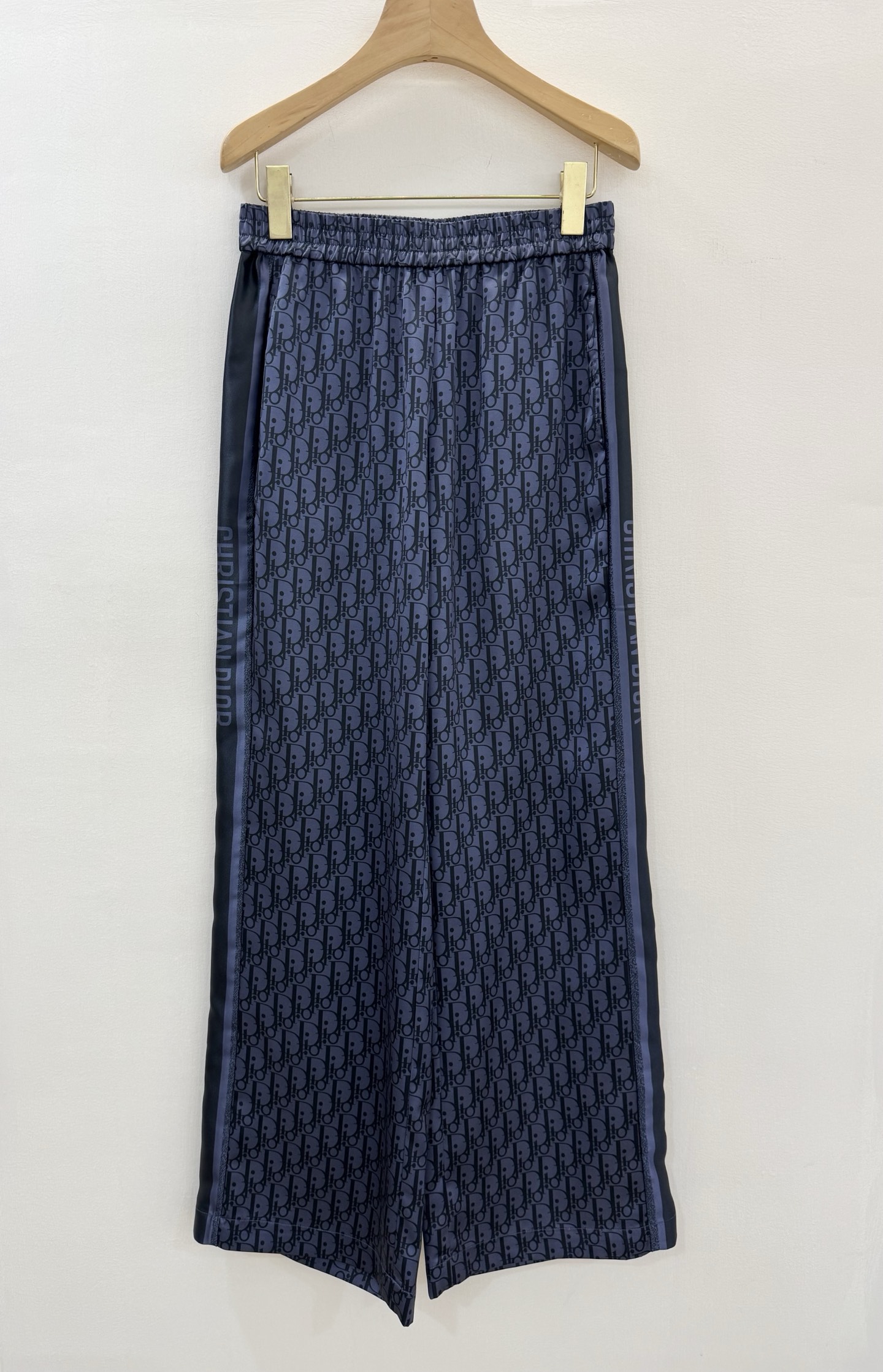 NO:888544,CD's popular wide-leg pants feature blue and gray floral patterns, draped fabric that brings wind when walking, and a high-end sense of laziness. A must-have for summer travel and vacation!  S-XL, Maxmara-clothing,19860909CD 爆款阔腿裤 蓝灰色满花图案,面料垂坠走路带风,自带高级慵懒感,夏日出行度假必备！S-XL,麦丝玛拉-服装,,Women's clothing