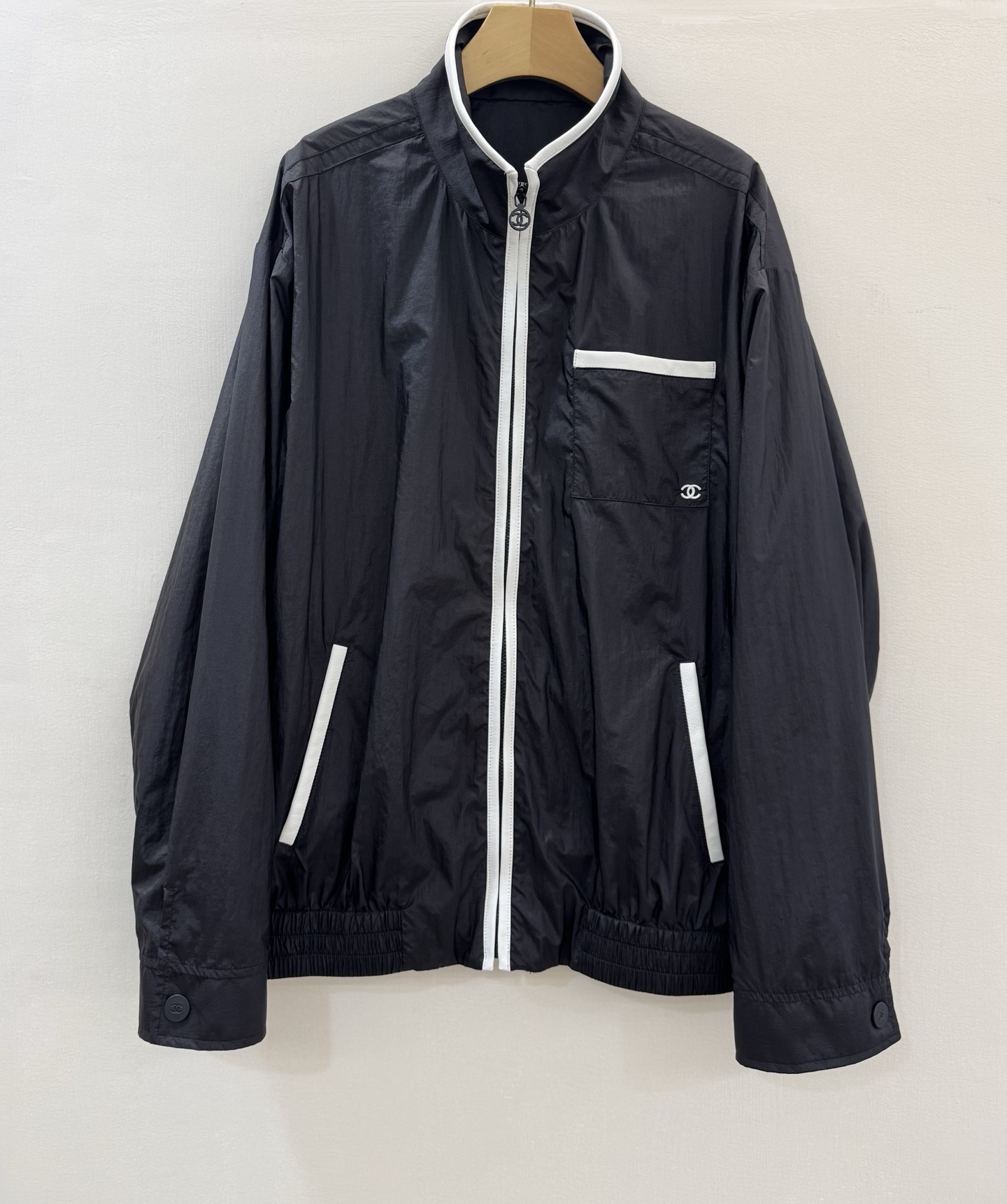 NO:888501,CH Black Jacket Made of wrinkled and light nylon fabric with its own texture, the upper body is light and breathable, and the stand-up collar with black and white contrasting colors gives it a high-end feel!  SML,Chanel-clothing,chanel,19860909CH 黑色冲锋衣 皱感轻薄尼龙面料,自带肌理感,上身轻盈透气,立领黑白撞色高级感拉满！SML,香奈儿-服装,chanel,,Women's clothing