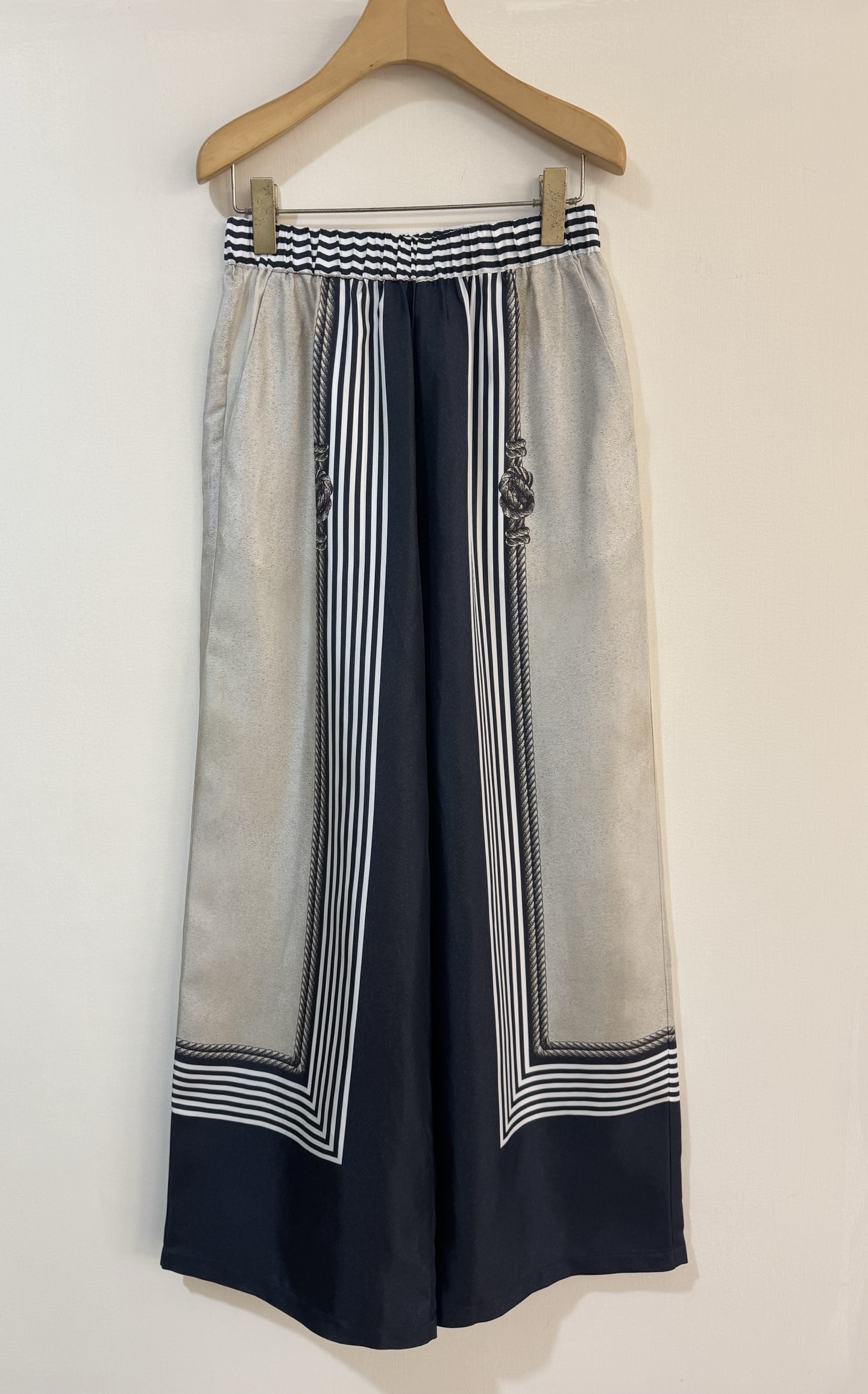 NO:888532,Max's new autumn and winter mulberry silk fabric, nautical pattern positioning printing, inspired by cruise travel in the 1930s, low-key retro old money relaxation!  S-XL, Maxmara-clothing,19860909Max秋冬新款 桑蚕丝面料,航海图案定位印花,灵感来自30年代游轮旅行,低调复古的老钱松弛感！S-XL,麦丝玛拉-服装,,Women's clothing