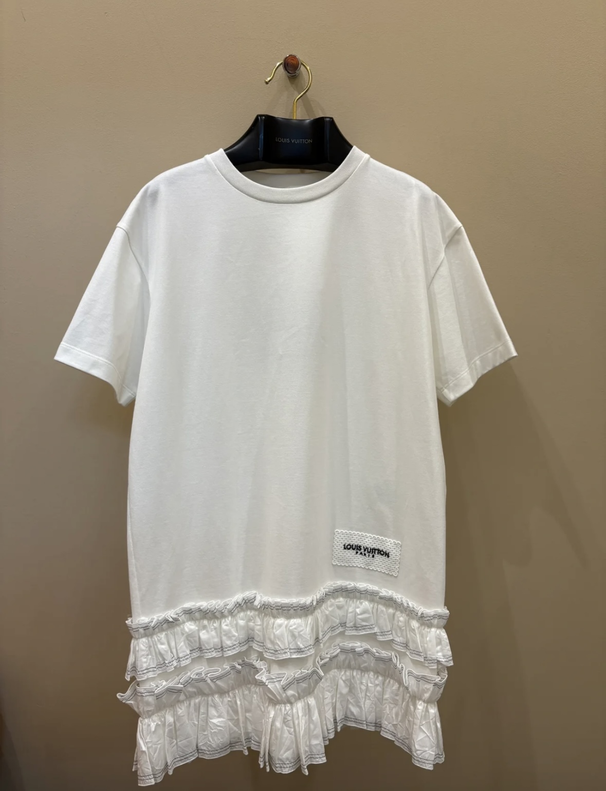NO:888574,Louis white skirt has a white fungus lace design on the hem, the upper body is loose and comfortable, and the overall style is lazy yet sophisticated!  SML,Louis Vuitton-clothing,louis vuitton,skirts,19860909路易 白裙 下摆白色木耳花边设计,上身宽松舒适,整体风格慵懒又不失精致感！SML,路易威登-服装,louis vuitton,skirts,,Women's clothing