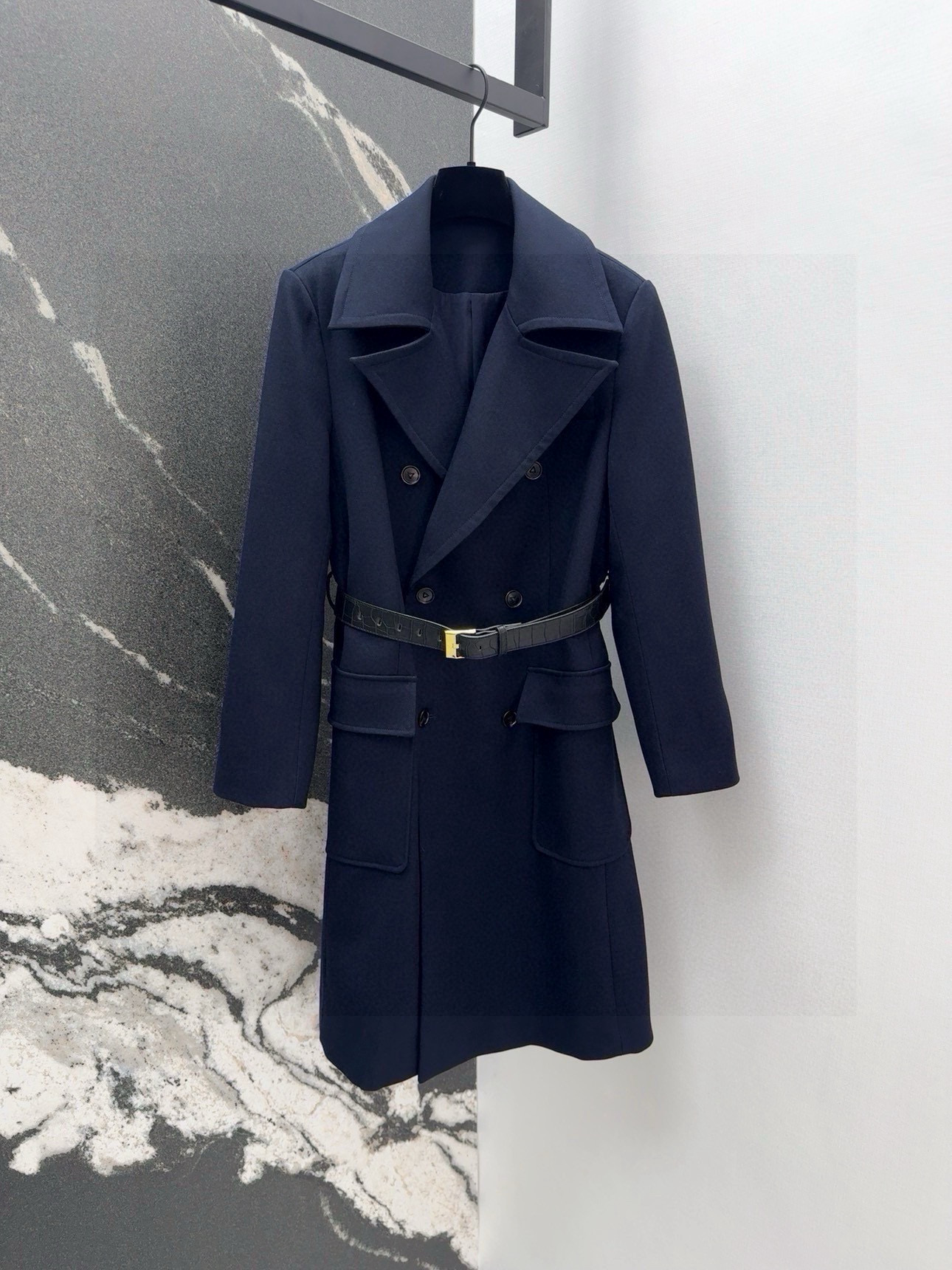 Luxurious H-Style Wide Shoulder Suit with Cappellas: Fall/Winter Fashion Trend Summary