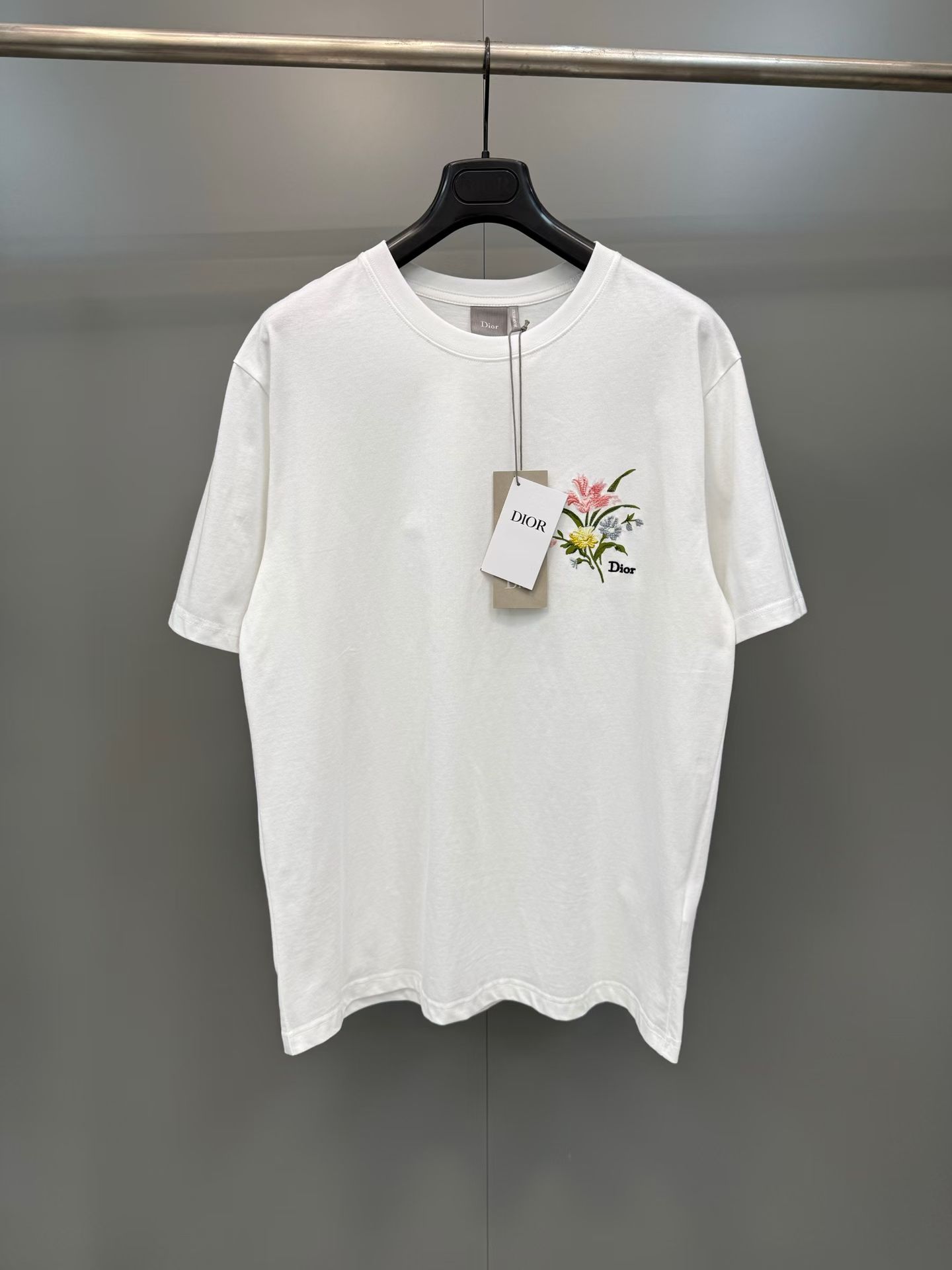 NO:830368,CD26ss new T-shirt. Carefully made of white cotton jersey fabric, decorated with Dior Secret Garden pattern, inspired by the classic floral tapestry, exuding a poetic and delicate atmosphere. Can be matched with the shorts of the series., Dior - clothing, dior, dior, shorts,19860909CD26ss新款 T 恤.采用白色棉质平纹针织面料精心制作,饰以 Dior Secret Garden 图案,灵感源自经典花卉挂毯,散发诗意与精致的气息.可与该系列的短裤搭配.,迪奥-服装,dior,dior,shorts,,Women's clothing