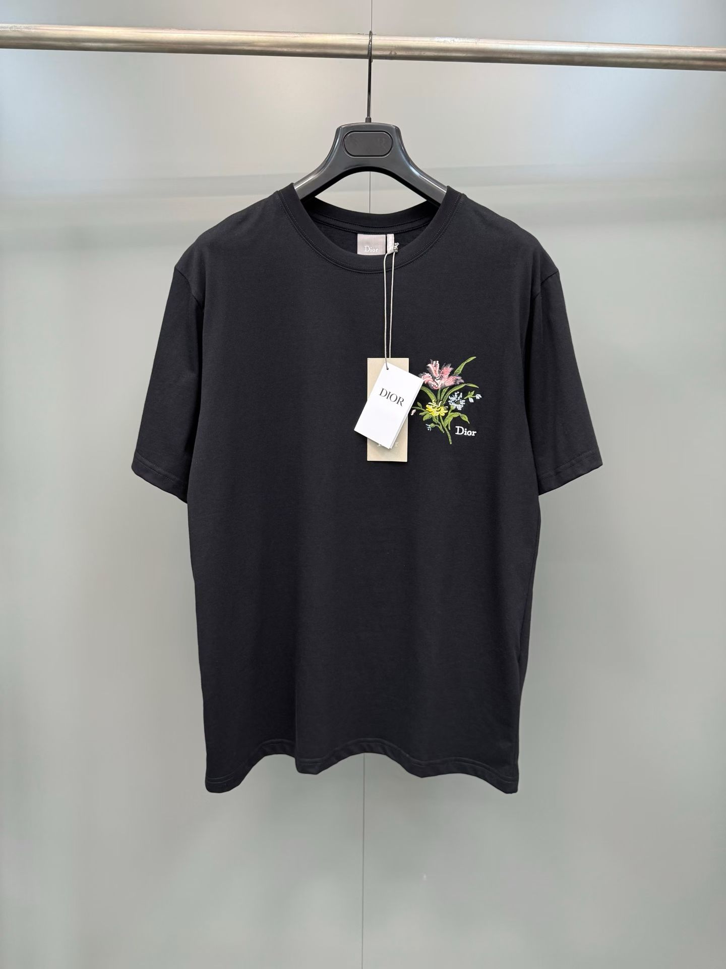 NO:830389,CD26ss new T-shirt. Carefully made of white cotton jersey fabric, decorated with Dior Secret Garden pattern, inspired by the classic floral tapestry, exuding a poetic and delicate atmosphere. Can be matched with the shorts of the series., Dior - clothing, dior, dior, shorts,19860909CD26ss新款 T 恤.采用白色棉质平纹针织面料精心制作,饰以 Dior Secret Garden 图案,灵感源自经典花卉挂毯,散发诗意与精致的气息.可与该系列的短裤搭配.,迪奥-服装,dior,dior,shorts,,Women's clothing