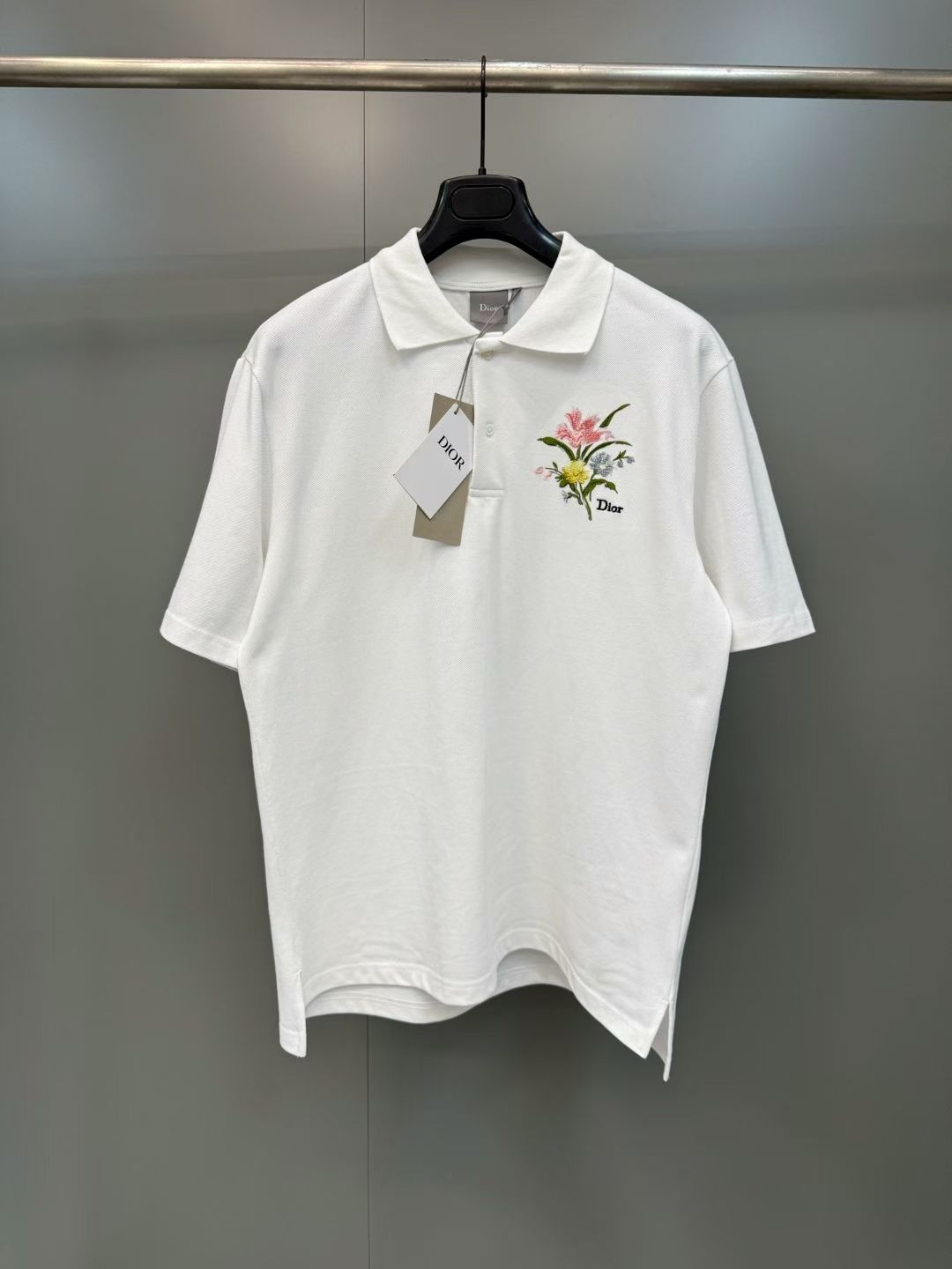 NO:830378,CD26ss new Polo shirt. Carefully made of navy blue cotton pique fabric, embroidered with Di #r Secret Garden pattern on the chest, inspired by classic floral tapestries, exuding a poetic and delicate atmosphere. Elegant and simple, it can be matched with all kinds of regular jeans in the series., Dior-clothing, dior, jeans,19860909CD26ss新款 Polo 衫.采用藏青色棉质珠地布面料精心制作,胸前饰以 Di＃r Secret Garden 图案刺绣,灵感源自经典花卉挂毯,散发诗意与精致的气息.优雅简约,可与该系列的各式常规牛仔裤搭配.,迪奥-服装,dior,jeans,,Women's clothing