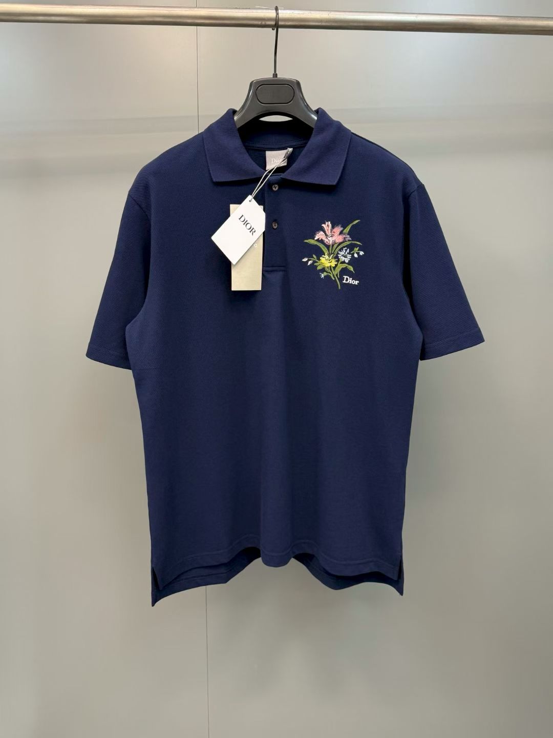NO:830400,CD26ss new Polo shirt. Carefully made of navy blue cotton pique fabric, embroidered with Di #r Secret Garden pattern on the chest, inspired by classic floral tapestries, exuding a poetic and delicate atmosphere. Elegant and simple, it can be matched with all kinds of regular jeans in the series., Dior-clothing, dior, jeans,19860909CD26ss新款 Polo 衫.采用藏青色棉质珠地布面料精心制作,胸前饰以 Di＃r Secret Garden 图案刺绣,灵感源自经典花卉挂毯,散发诗意与精致的气息.优雅简约,可与该系列的各式常规牛仔裤搭配.,迪奥-服装,dior,jeans,,Women's clothing