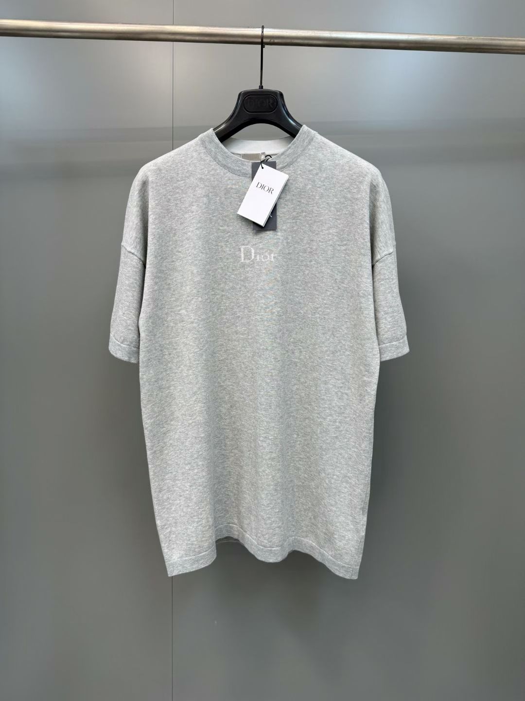 NO:830310,The new 26ss T-shirt highlights a simple and elegant silhouette. It is carefully made of gray cotton knitted fabric and decorated with a ribbed round neck. The white hollow Dr logo embroidery on the chest enhances the style. It can be paired with tailoring trousers or sportswear., Dior-clothing, dior,1986090926ss新款 T 恤突显朴素优雅的廓形.采用灰色棉质针织面料精心制作,饰以罗纹圆领,胸前装点白色镂空 Dr 标志刺绣提升格调.可与精裁长裤或运动服饰搭配.,迪奥-服装,dior,,Women's clothing
