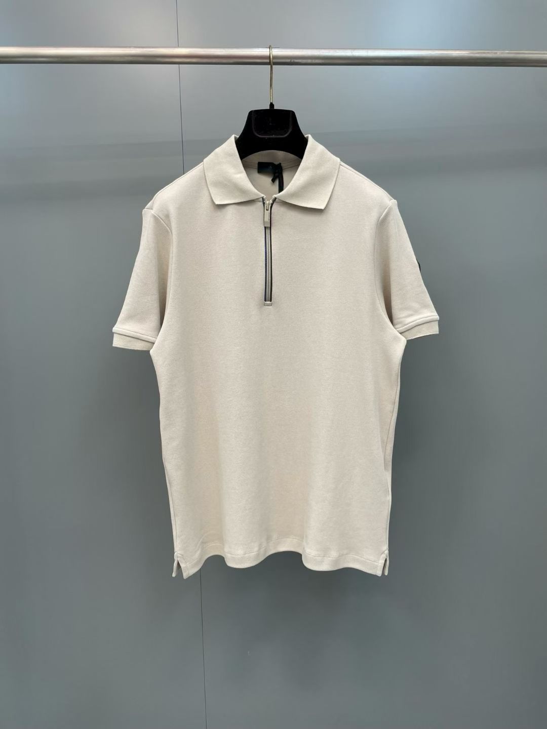NO:830358,mc 26SS half-zip Polo shirt, made of 240g cotton double-sided pique fabric, flat machine ribbing, no color difference, customized 11 chapters, customized 11 zippers, customized 11 trademarks, the fabric has been pre-washed, not easy to shrink and deform, fitted version, size s-XL, mask-clothing, Moncler,19860909mc 26SS 半拉链Polo衫 采用全棉双面珠地布240克,扁机罗纹,无色差,定制11章仔,定制11拉链,定制11商标,面料经过预洗,不易缩水变形,合身版型 尺码s-XL,蒙口-服装,Moncler,,Women's clothing