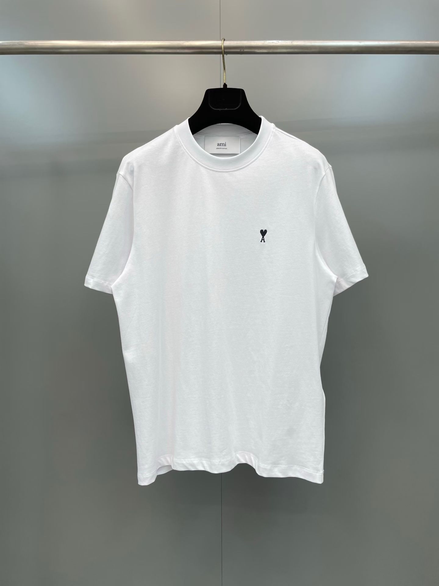 NO:830347,Ami 26SS small label embroidered short sleeves, made of 21 count high-quality cotton fabric of 180 grams, dyed in the same vat with 220 grams of Salona rib, no color difference, imported Tajima embroidery, fabric enzyme wash, not easy to shrink and deform, complete with three labels, fitted version, size s-XL, men's and women's wear, T-shirt,19860909Ami 26SS 小标刺绣短袖,采用21支高品质全棉面料180克,同缸共染索罗娜罗纹220克,无色差, 进口田岛刺绣,面料酵洗,不易缩水变形,三标齐全,合身版型 尺码s-XL,男装女装,T-shirt,,Women's clothing