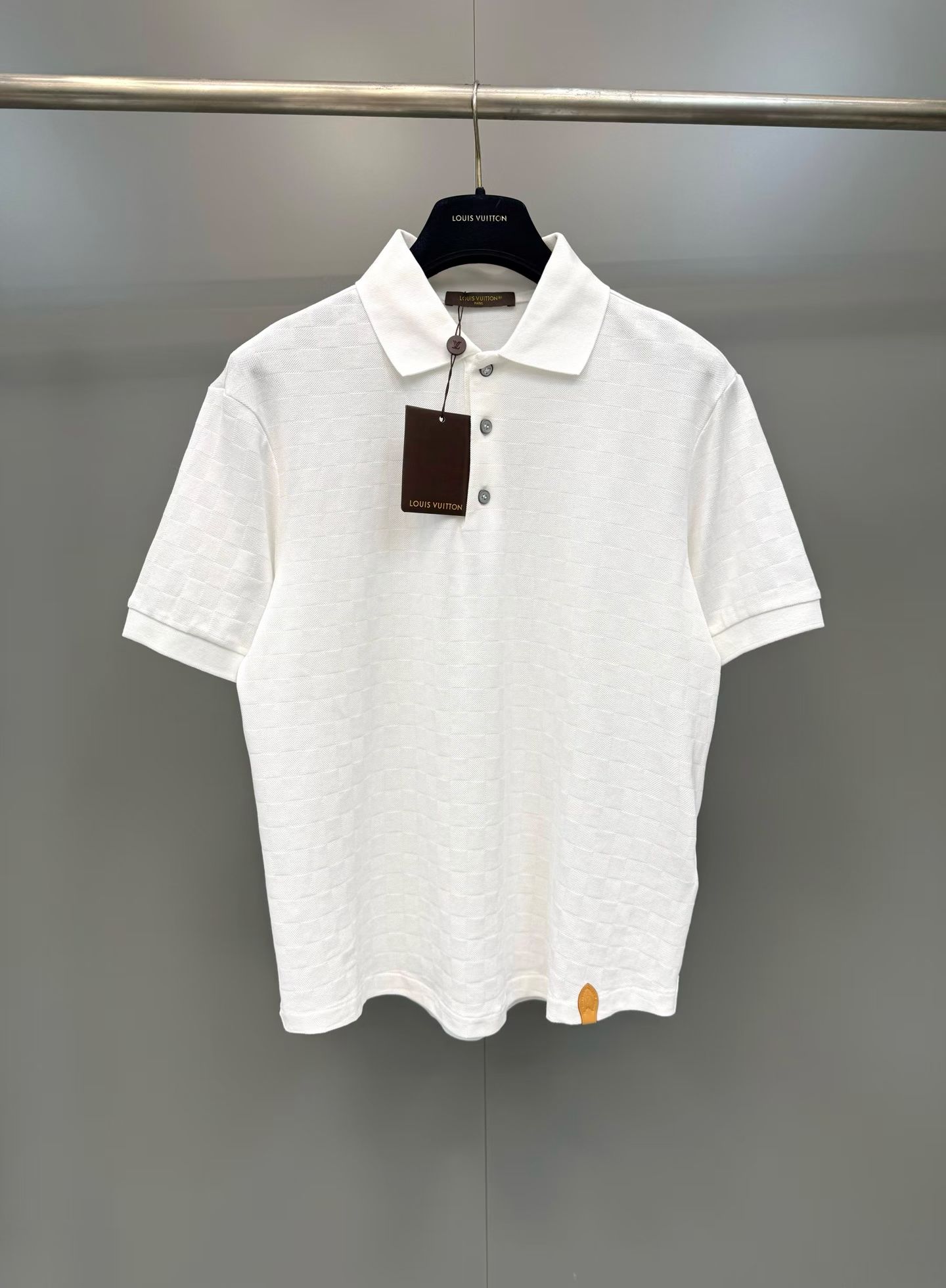 NO:830338,1V 26SS checkerboard polo shirt, 21-count double-strand jacquard checkerboard fabric 210g piqué cotton, flat machine ribbing without color difference, hem with first-layer calfskin, 26 new logo leather label, making the whole dress more identifiable, new coffee color collar label, wash mark, hang tag, the difference is shown in the picture. The old version of navy blue collar label is still used when making goods, three labels are complete, jacquard fabric, customized 11 buttons, fitted version  Size s-XL,Louis Vuitton-clothing,louis vuitton,cowhide,198609091V 26SS 棋盘格马球衫,21支双股提花棋盘格面料210克珠地棉,扁机罗纹无色差,下摆搭配头层小牛皮,26新款的标志皮标,让整件衣服更具标识度,新款咖色领标,洗水唛,吊牌,区别看图做货还延用旧版藏青色领标,三标齐全,面料提花,定制11纽扣,合身版型 尺码s-XL,路易威登-服装,louis vuitton,cowhide,,Women's clothing