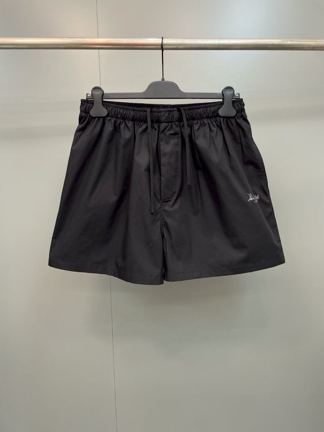NO:852988,Paris 26ss new Sketchy black cotton poplin loose fit shorts, cotton poplin mid-rise, invisible mother-of-pearl button placket, elastic waistband 2 diagonal pockets, left leg decorated with sketchy artwork. Size S.M.L.XL., Balenciaga-clothing, balenciaga, shorts,19860909巴黎 26ss新款Sketchy黑色棉府绸宽松版型短裤,棉府绸中腰,隐形珍珠母贝纽扣门襟,弹性腰头2个斜口袋,左腿饰以sketchy艺术作品. 码数S.M.L.XL.,巴黎世家-服装,balenciaga,shorts,,Women's clothing