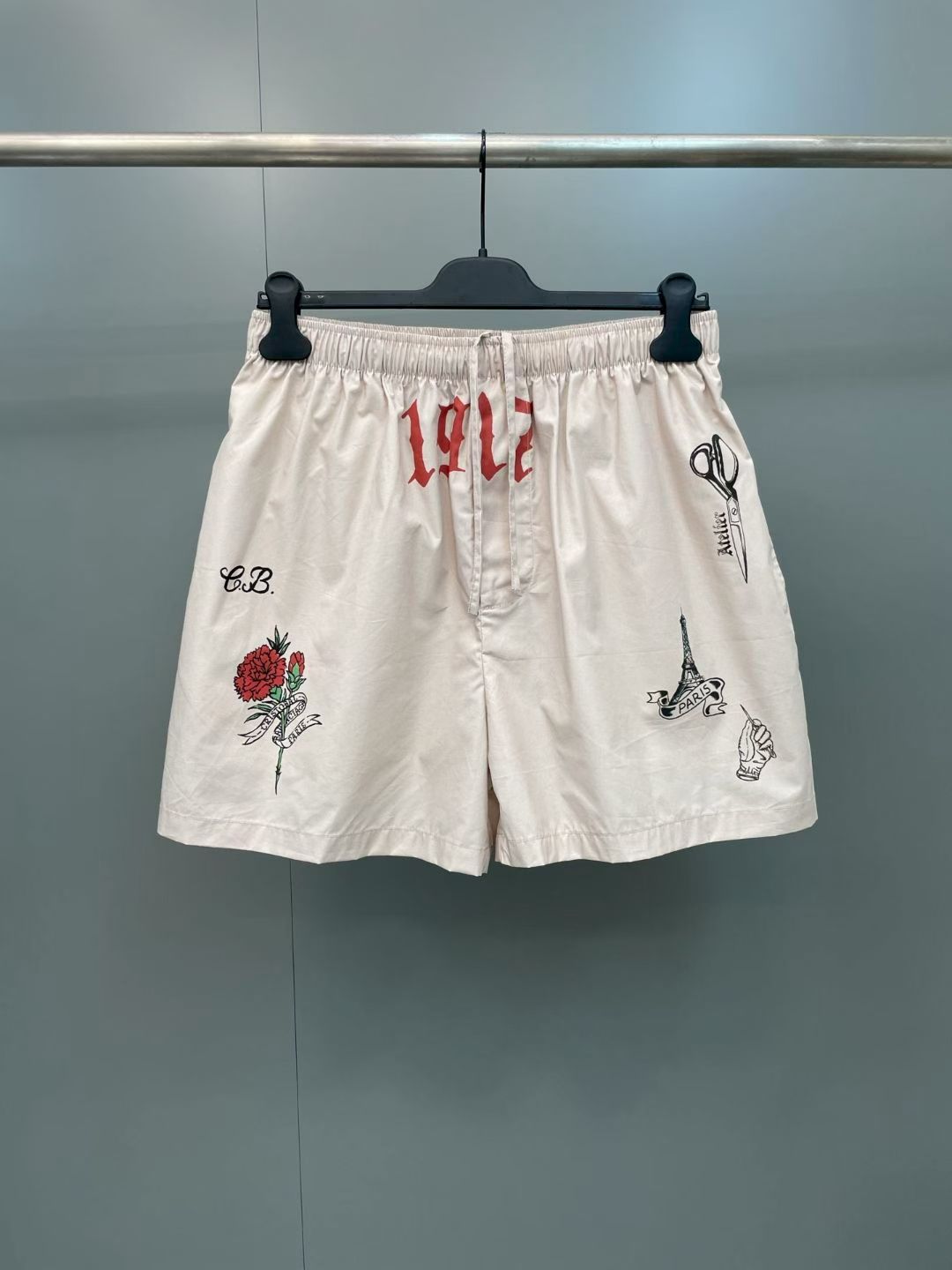 NO:853004,Paris 26ss new style Tattoo cream loose sports shorts, drawstring elastic waist, 2 diagonal pockets, front and back decorated with tattoo art prints. Size S.M.L.XL., Balenciaga-clothing, balenciaga, shorts,19860909巴黎 26ss新款Tattoo奶油色宽松运动短裤,抽绳弹性腰头,2个斜口袋,正面和背面饰以tattoo艺术作品印花. 码数S.M.L.XL.,巴黎世家-服装,balenciaga,shorts,,Women's clothing
