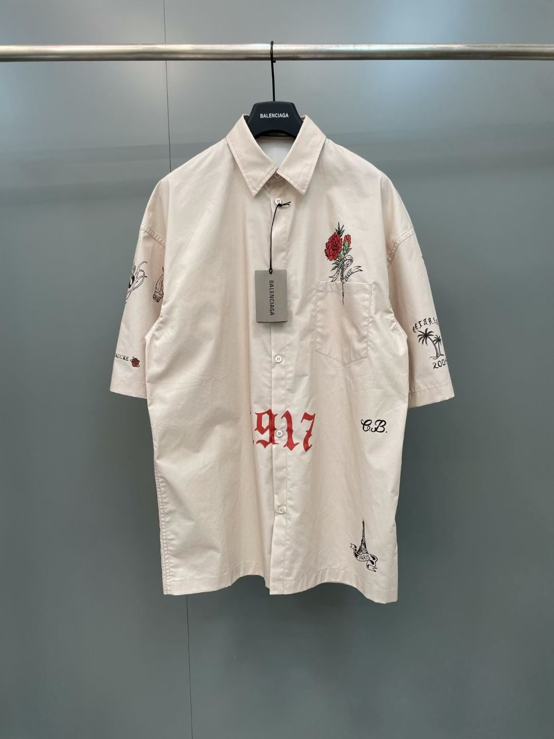 NO:853013,Paris 26ss new Tattoo cream silhouette shirt short-sleeved T-shirt with distressed details and tattoo artwork print on the front, sleeves and back. Size S.M.L.XL., Balenciaga-clothing, balenciaga, shirts, T-shirt, tees, t-shirt,19860909巴黎 26ss新款Tattoo奶油色廓形衬衫短袖T恤,做旧细节,正面、衣袖和背面饰以tattoo艺术作品印花. 码数S.M.L.XL.,巴黎世家-服装,balenciaga,shirts,T-shirt,tees，t-shirt,,Women's clothing