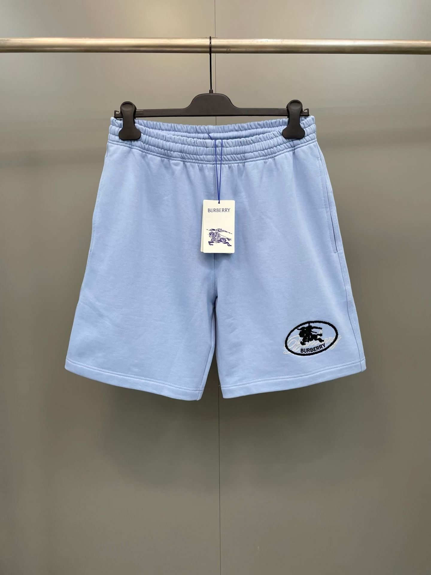 NO:830308,BBR26ss spring and summer series new shorts, made of lightweight turned velvet cotton fabric, showing a casual fit. Embellished with flocked brand logo prints and a knight's seal created by overlay chain stitch embroidery, derived from the archive pattern of the brand's bags in the 1980s. Size S.M.L.XL., Burberry-clothing, shorts,19860909BBR26ss春夏系列新款短裤,选用轻盈翻面绒棉质面料制成,呈现休闲版型.点缀植绒品牌徽标印花,铺叠链式缝线刺绣打造的骑士印章,源自 1980 年代品牌包款的典藏图案. 码数S.M.L.XL.,博柏利-服装,shorts,,Women's clothing