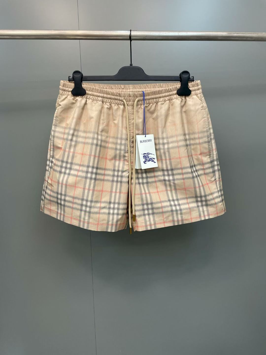 NO:830328,The new BBR 26ss is made of lightweight turned velvet cotton fabric to create shorts, presenting a casual fit. The creativity adopts a gradient style to create a printed pattern that cleverly blends BBR plaid and solid color design. Size S.M.L.XL., Burberry-clothing, shorts,19860909BBR 26ss新款选用轻盈翻面绒棉质面料打造短裤,呈现休闲版型.创意采用渐变风格,营造 BBR 格纹与纯色设计巧妙交融的印花图案. 码数S.M.L.XL.,博柏利-服装,shorts,,Women's clothing