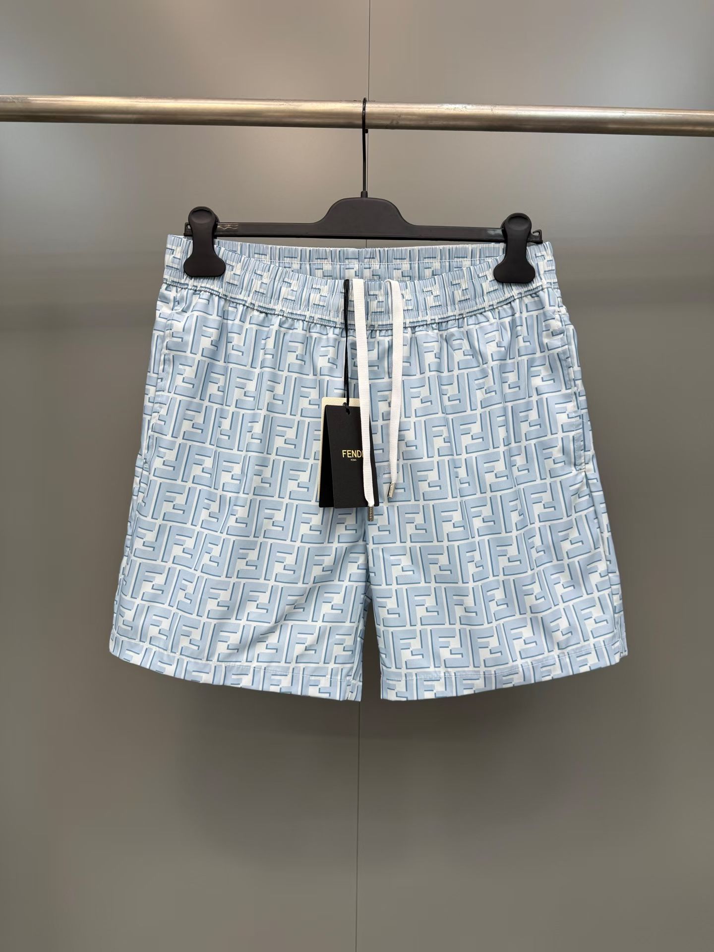 NO:830272,FD double F presbyopic drawstring casual shorts  The imported nylon fabric is selected and customized by the brand. It has been treated with multiple UV-resistant and quick-drying processes. The texture is light and smooth, cool to the touch and skin-friendly. It has excellent breathability, drape and anti-wrinkle properties. It is not easy to wrinkle and deform after long-term wear. The upper body is refreshing and comfortable with a cool feeling. The whole body of the garment adopts the brand's iconic double F presbyopic printing process, which is presented in fresh light blue and white contrasting colors. The print  The floral colors are bright and clear, the details are delicate and smooth, breaking the monotony of solid colors, and having both high recognition and summer vitality; the trousers are made of precision double-stitching technology, the lines are even and flat, the hems are firm and comfortable, and they do not pinch the skin when worn; the interior is equipped with an anti-light mesh lining, which is breathable and not sweaty, taking into account practicality and comfort., Fendi - clothing, fendi, shorts,19860909FD双F老花抽绳休闲短裤 甄选品牌定制进口锦纶面料,经过多道抗紫外线与速干工艺处理,质地轻薄顺滑,触感凉润亲肤,兼具优异的透气性、垂坠感与抗皱性能,久穿不易起皱变形,上身清爽舒适自带凉感；衣身通体采用品牌标志性双F老花印花工艺,以清新浅蓝与白色撞色呈现,印花色彩鲜亮清晰,细节细腻平整,打破纯色单调感,兼具高辨识度与夏日活力感；裤脚采用精密双车线工艺,走线均匀平整,锁边牢固舒适,穿着不勒肤；内里配备防走光网布内衬,透气不闷汗,兼顾实用性与舒适度.,芬迪-服装,fendi,shorts,,Women's clothing