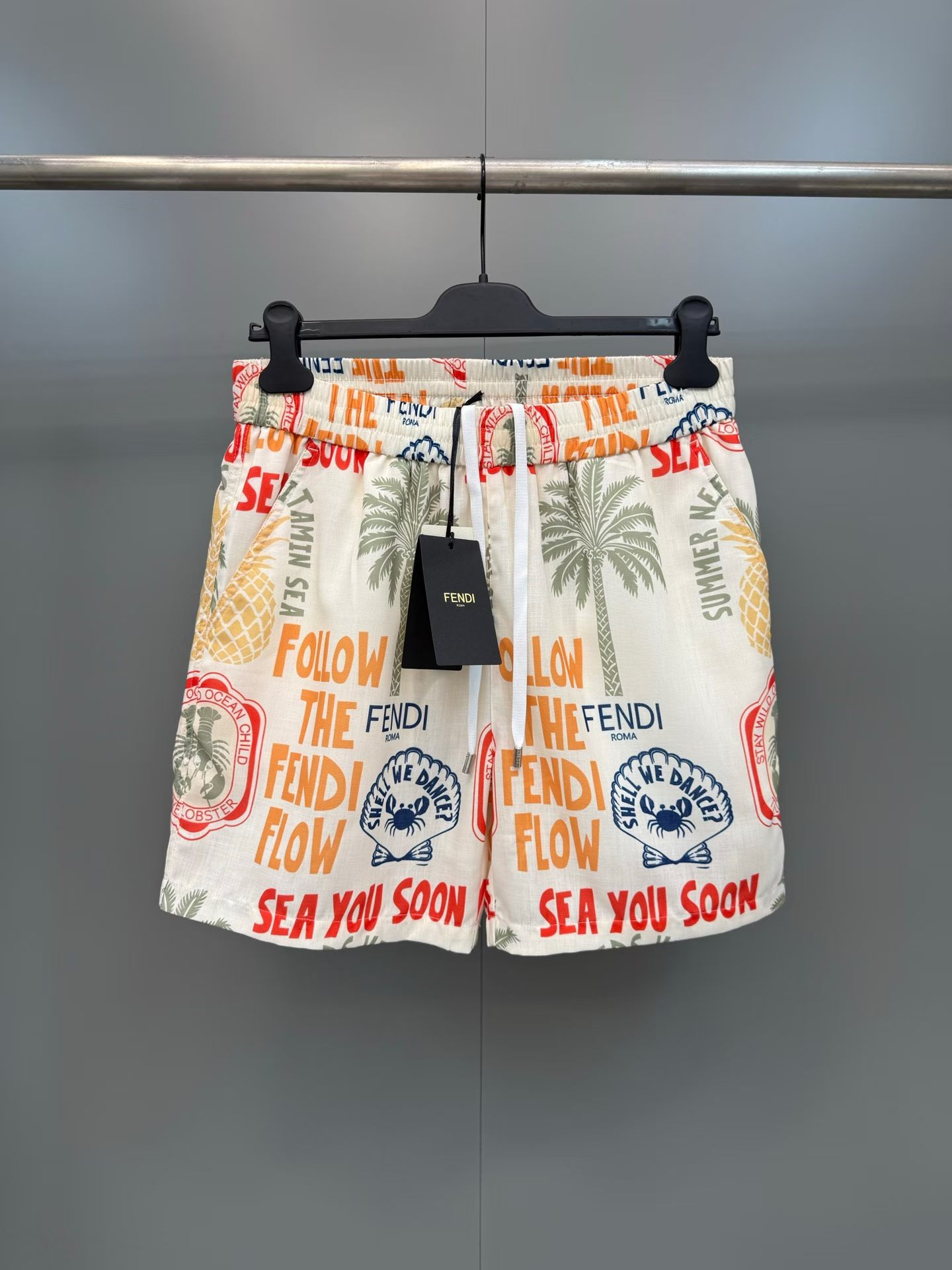 NO:830280,FD tropical print drawstring casual shorts  It is made of customized imported nylon fabric and has been treated with multiple UV-resistant and quick-drying processes. The texture is light and smooth, cool to the touch and skin-friendly. It has excellent breathability, drape and anti-wrinkle properties. It is not easy to wrinkle and deform after long-term wear. The upper body is refreshing and comfortable with a sense of coolness. The whole body of the garment adopts the brand's exclusive tropical resort style printing process, with summer elements such as coconut trees, pineapples and lobsters matching the brand slogan.  The colors are bright and bright, the details are delicate and smooth, and full of vitality. It breaks the monotony of solid colors and has both recognition and summer atmosphere; the trousers are made of precision double stitching technology, the lines are even and flat, the hems are firm and comfortable, and they do not pinch the skin when worn; the interior is equipped with anti-light mesh lining, which is breathable and not stuffy, taking into account practicality and comfort., Fendi - clothing, fendi, shorts,19860909FD热带印花抽绳休闲短裤 采用定制进口锦纶面料,经过多道抗紫外线与速干工艺处理,质地轻薄顺滑,触感凉润亲肤,兼具优异的透气性、垂坠感与抗皱性能,久穿不易起皱变形,上身清爽舒适自带凉感；衣身通体采用品牌专属热带度假风印花工艺,以椰树、菠萝、龙虾等夏日元素搭配品牌标语,色彩鲜亮明快,细节细腻平整,充满活力气息,打破纯色单调感,兼具辨识度与夏日氛围感；裤脚采用精密双车线工艺,走线均匀平整,锁边牢固舒适,穿着不勒肤；内里配备防走光网布内衬,透气不闷汗,兼顾实用性与舒适度.,芬迪-服装,fendi,shorts,,Women's clothing