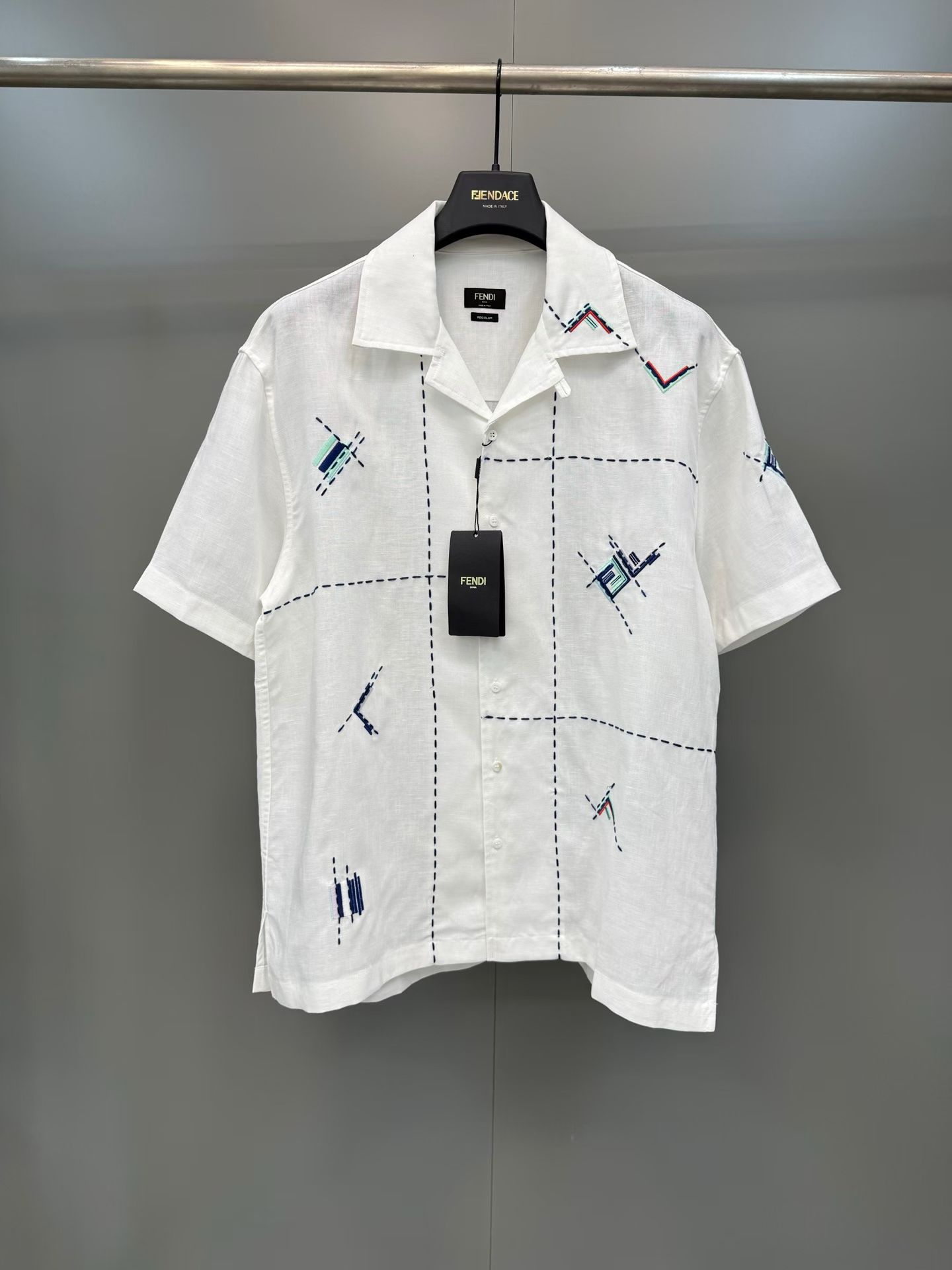 NO:830298,FD26ss new bowling collar and short-sleeved shirt. Mother-of-pearl button closure. Made of white linen fabric, with color-blocking FF Check pattern embroidered on the front and sleeves. Size S.M.L.XL., Fendi-clothing, fendi, shirts, T-shirt,19860909FD26ss新款保龄球领和短袖衬衫.珍珠母贝纽扣开合.白色亚麻布料材质,正面和衣袖绣有拼色FF Check图案. 码数S.M.L.XL.,芬迪-服装,fendi,shirts,T-shirt,,Women's clothing