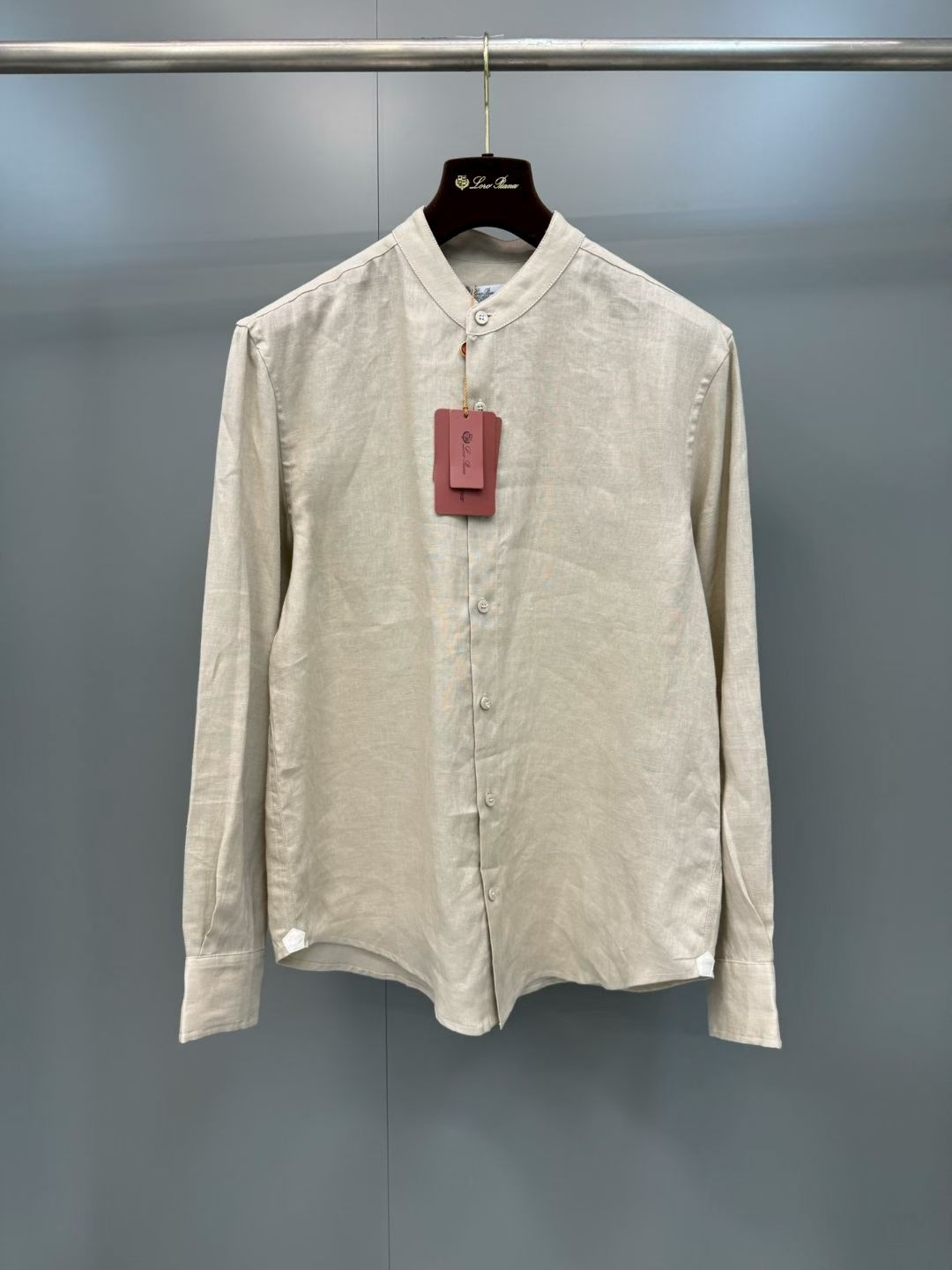 NO:830244,LP Elia men's khaki linen shirt. The Elia shirt is exquisite and versatile. It cleverly combines the classic silhouette of André shirts with a low midriff collar. It is woven from Solaire linen and has a cool feel, texture and soft texture. It is treated with the brand's special process. Guru collar button cuffs. Mother-of-pearl button closure on the front. Badge detail patch on the side. Regular fit round hem. Fabric: Linen, SIZES M L XL, Men's, loro piana, shirts,19860909LP Elia男士卡其色亚麻衬衫,Elia衬衫精致百搭,巧妙融合André衬衫经典版型与低中式领,由 Solaire亚麻编织而成,手感凉爽,兼具纹理和柔软质感,并经过品牌特殊工艺处理,Guru领纽扣袖口,正面配有珍珠母贝纽扣开合侧面设有徽章细节贴饰常规版型圆形下摆.面料:亚麻,SIZES M L XL,男装,loro piana,shirts,,Women's clothing