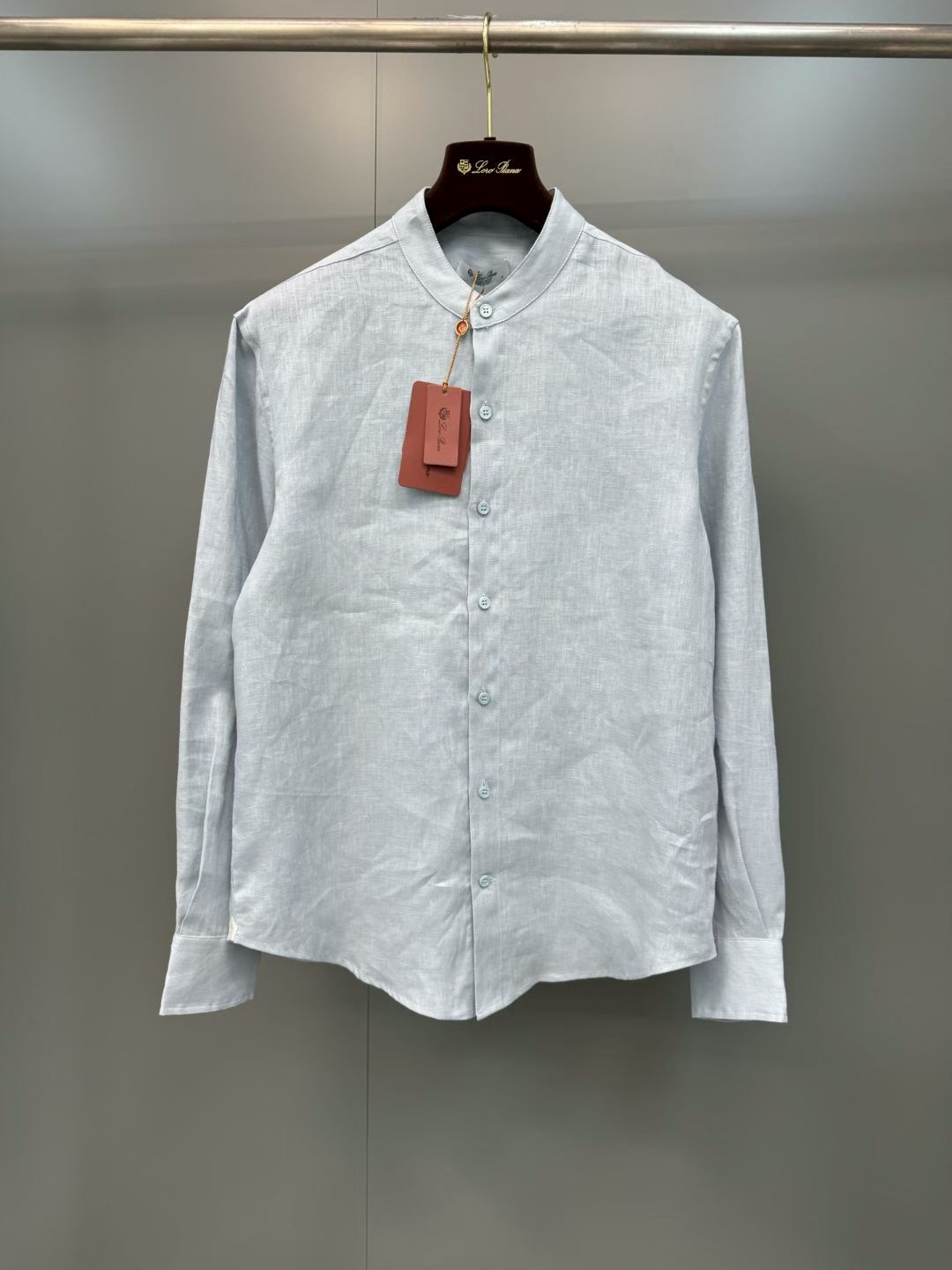 NO:830254,LP Elia men's shell blue linen shirt. The Elia shirt is exquisite and versatile. It cleverly combines the classic silhouette of André shirts with a low midriff collar. It is woven from Solaire linen. It has a cool feel, texture and soft texture, and is treated with the brand's special process. Guru collar button cuffs. Front mother-of-pearl button closure. Badge detail patch on the side. Regular fit round hem. Fabric: Linen, SIZES M L XL, Men's, loro piana, shirts,19860909LP Elia男士贝壳蓝亚麻衬衫,Elia衬衫精致百搭,巧妙融合André衬衫经典版型与低中式领,由 Solaire亚麻编织而成,手感凉爽,兼具纹理和柔软质感,并经过品牌特殊工艺处理,Guru领纽扣袖口,正面配有珍珠母贝纽扣开合侧面设有徽章细节贴饰常规版型圆形下摆.面料:亚麻,SIZES M L XL,男装,loro piana,shirts,,Women's clothing