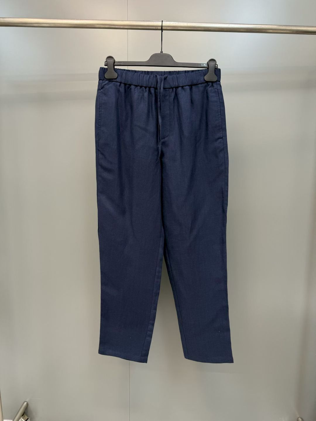 NO:830263,LP elastic waist casual pants men's linen trousers, regular length, elastic waistband, built-in drawstring, straight fit, side seam pockets, reinforced stitching, back patch pockets, buttons, loose fit. Fabric linen SIZE: 46 48 50 52, men's, loro piana,19860909LP 松紧腰休闲裤男士亚麻长裤,常规裤长,弹性腰带,内置抽绳,直筒裤型,侧缝口袋,加固缝线,后侧贴袋,带纽扣,宽松版型. 面料亚麻 SIZE:46 48 50 52,男装,loro piana,,Women's clothing