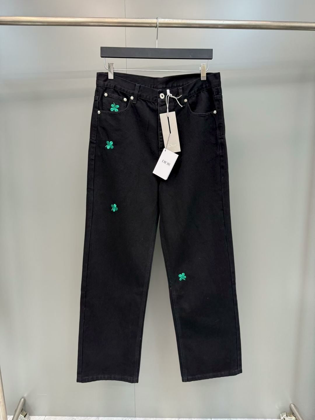 NO:852910,Dior's new long regular-fit jeans Black cotton twill embroidered Dior Clover graphic Jonathan Anderson brings new life to one of the House's iconic symbols and lucky symbols with the Dior Clover graphic. Crafted from black cotton twill, these long regular-fit jeans are embroidered with the Dior Clover graphic and feature a Dior leather plaque. Pair with a T-shirt from the collection for a classic look.  Code number 29.30.31.32.,Dior-clothing,dior,dior,jeans,19860909迪奥 新款长款常规版型牛仔裤 黑色棉质斜纹面料 Dior Clover 图案刺绣乔纳森·安德森 (Jonathan Anderson) 通过 Dior Clover 图案为品牌经典标志与幸运符号之一注入全新生机.这款长款常规版型牛仔裤采用黑色棉质斜纹面料精心制作,饰以 Dior Clover 图案刺绣和 Dior 皮革标牌.可与该系列的 T 恤搭配,打造经典造型. 码数29.30.31.32.,迪奥-服装,dior,dior,jeans,,Women's clothing