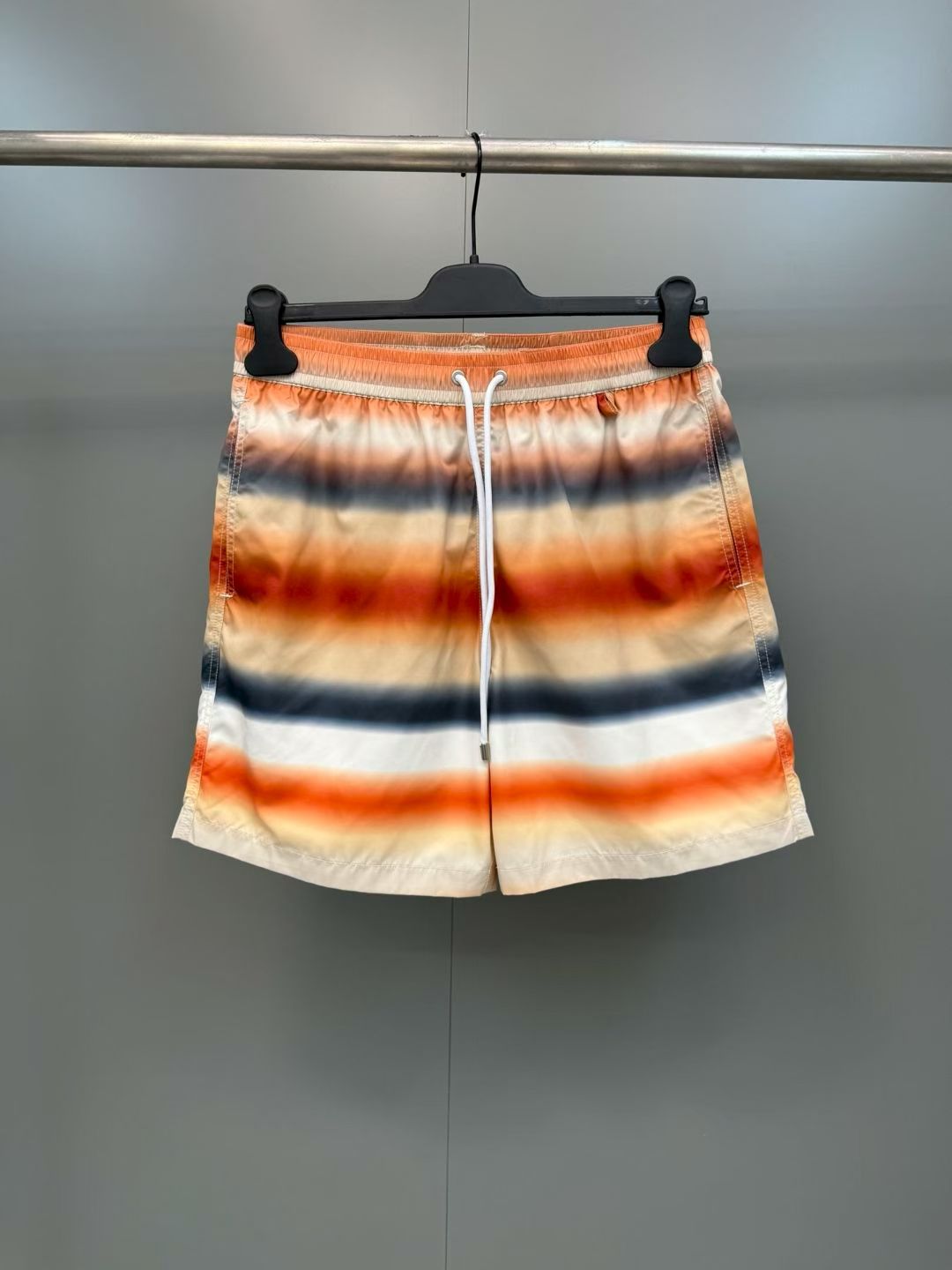 NO:852974,LO gradient striped drawstring casual shorts  Made of special nylon fabric, the texture is light and smooth, delicate and skin-friendly, with excellent breathability and drape. It is comfortable and comfortable to wear, and will not easily deform and wrinkle after long-term wear. The waistband is designed with an elastic drawstring, with a white braided drawstring and a metallic rope head. The tightness can be adjusted freely, making it casual and stylish, and it fits well.  The waist and abdomen lines retain room for movement; there are invisible zipper pockets on the sides, which are practical and add layers to the body, and the lines are neat and tight; the trousers are made of flat seaming technology, with smooth and neat edges, neat and non-sloppy, and suitable for all types of shoes., Loewe-clothing, loewe, shorts,19860909LO渐变条纹抽绳休闲短裤 采用特供锦纶面料,质地轻薄顺滑,触感细腻亲肤,兼具出色透气性与垂坠感,穿着舒适自在,久穿不易变形起皱；腰头采用松紧抽绳设计,搭配白色编织抽绳与金属质感绳头,可自由调节松紧度,随性有型,既贴合腰腹线条又保留穿着活动余量；侧边设有隐形拉链口袋,实用之余增添衣身层次,走线工整紧密；裤脚采用平口锁边工艺,边缘平整利落,利落不拖沓,适配各类鞋型.,罗意威-服装,loewe,shorts,,Women's clothing
