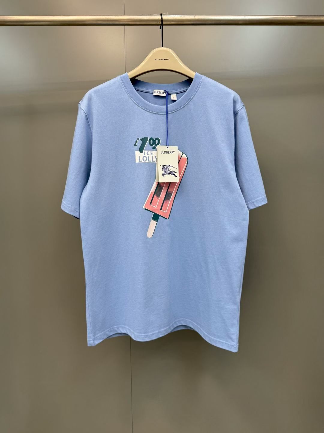 NO:852890,The new T-shirt from BBR 26ss spring and summer series is made of lightweight plain cotton fabric. It is embellished with the brand's new season popsicle pattern print, playfully echoing the leisurely summer style of the British seaside. This boutique piece presents a casual fit. Size S.M.L.XL., Burberry - Clothing,19860909BBR 26ss春夏系列新款T 恤衫,选用轻盈平织棉面料打造.点缀品牌新季冰棒图案印花,玩趣呼应英伦海滨的悠闲夏日风情.此件精品呈现休闲版型. 码数S.M.L.XL.,博柏利-服装,,Women's clothing