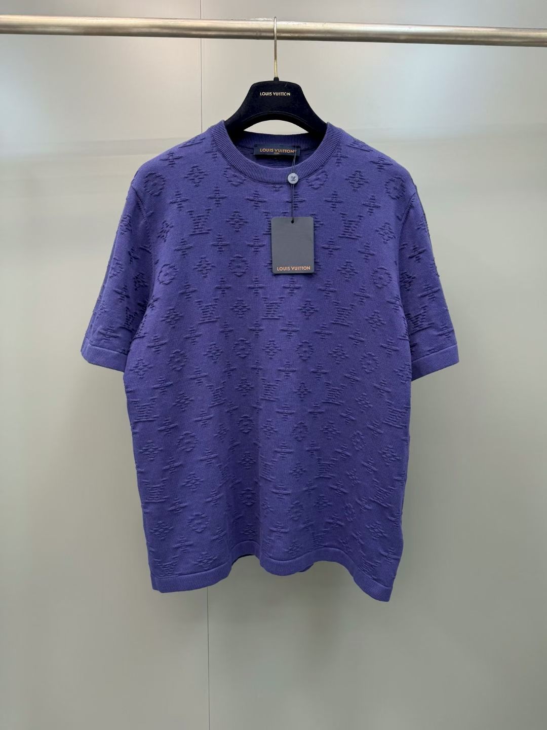 NO:852940,Lujia 26ss new Monogram full-print knitted jacquard short-sleeved T-shirt is woven with the same computerized jacquard machine as the original. The density, spacing and texture of the Monogram presbyopia are 1:1 aligned, with no misalignment or jumpers, and the visual effect is exactly the same as the original. The collar, cuffs and hem are made of high-elastic rib weaving, which is not easy to deform after long-term wear, and the edges are smooth and burr-free, restoring the exquisite workmanship of LV high-end clothing.  The interior is all overlocked, with no raised threads and zero friction on the upper body, perfectly replicating the authentic wearing experience. Size S.M.L.19860909驴家 26ss新款Monogram满印针织提花短袖T恤,全程采用和正品同源的电脑提花机织造,Monogram老花的密度、间距和纹理1:1对齐,无错位、无跳线,和原版的视觉效果完全一致. 领口、袖口和下摆采用高弹罗纹织法,久穿不易变形,边缘平整无毛刺,还原了LV高端成衣的精致做工. 内里全部采用包缝处理,无凸起线头,上身零摩擦感,完美复刻正品的穿着体验. 码数S.M.L.XL.,路易威登-服装,louis vuitton,louis vuitton,louis vuitton,louis vuitton,T-shirt,tees，t-shirt,,Women's clothing