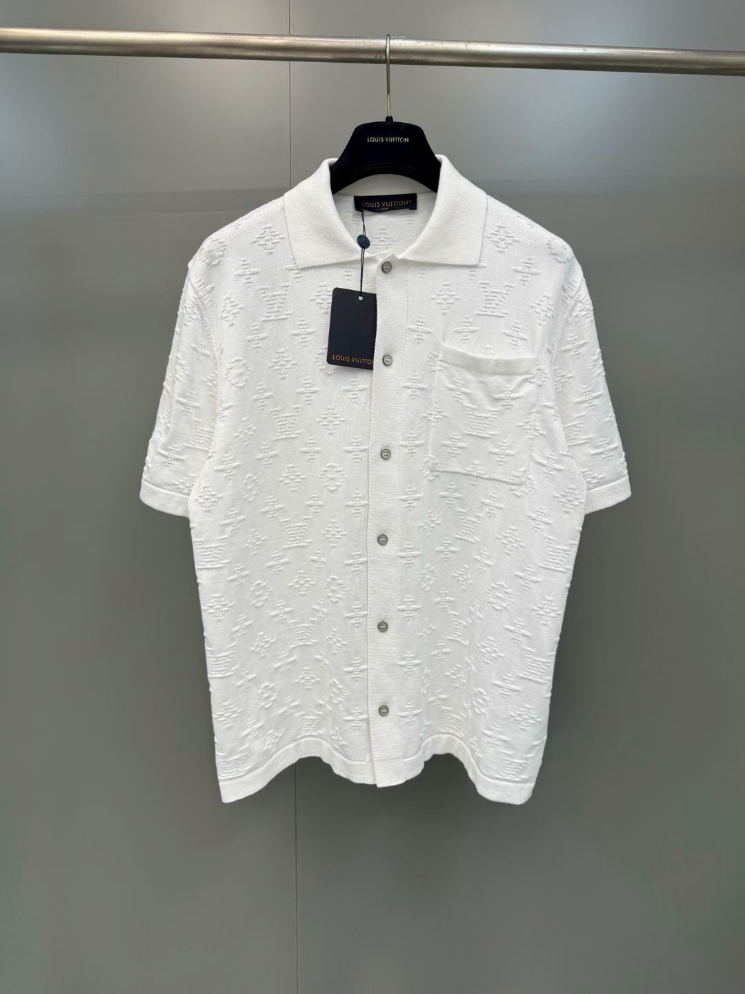 NO:852952,Lujia 26ss new white all-over Monogram embossed jacquard knitted short-sleeved cardigan uses the same knitting jacquard technology as the original version, using customized wool blended yarn. The fabric is fine and smooth. It is woven using the same computerized jacquard machine as the original product. The density, spacing and texture of the Monogram presbyopia are aligned at 1:1, with no misalignment or jumpers, and the visual effect is exactly the same as the original version.  Size S.M.L.XL.,Louis Vuitton-clothing,louis vuitton,louis vuitton,louis vuitton,T-shirt,19860909驴家 26ss新款白色满幅Monogram老花浮雕提花针织短袖开衫,采用和原版一致的针织提花工艺,采用定制羊毛混纺纱线,面料细腻平整,全程采用和正品同源的电脑提花机织造,Monogram老花的密度、间距和纹理1:1对齐,无错位、无跳线,和原版的视觉效果完全一致. 码数S.M.L.XL.,路易威登-服装,louis vuitton,louis vuitton,louis vuitton,T-shirt,,Women's clothing