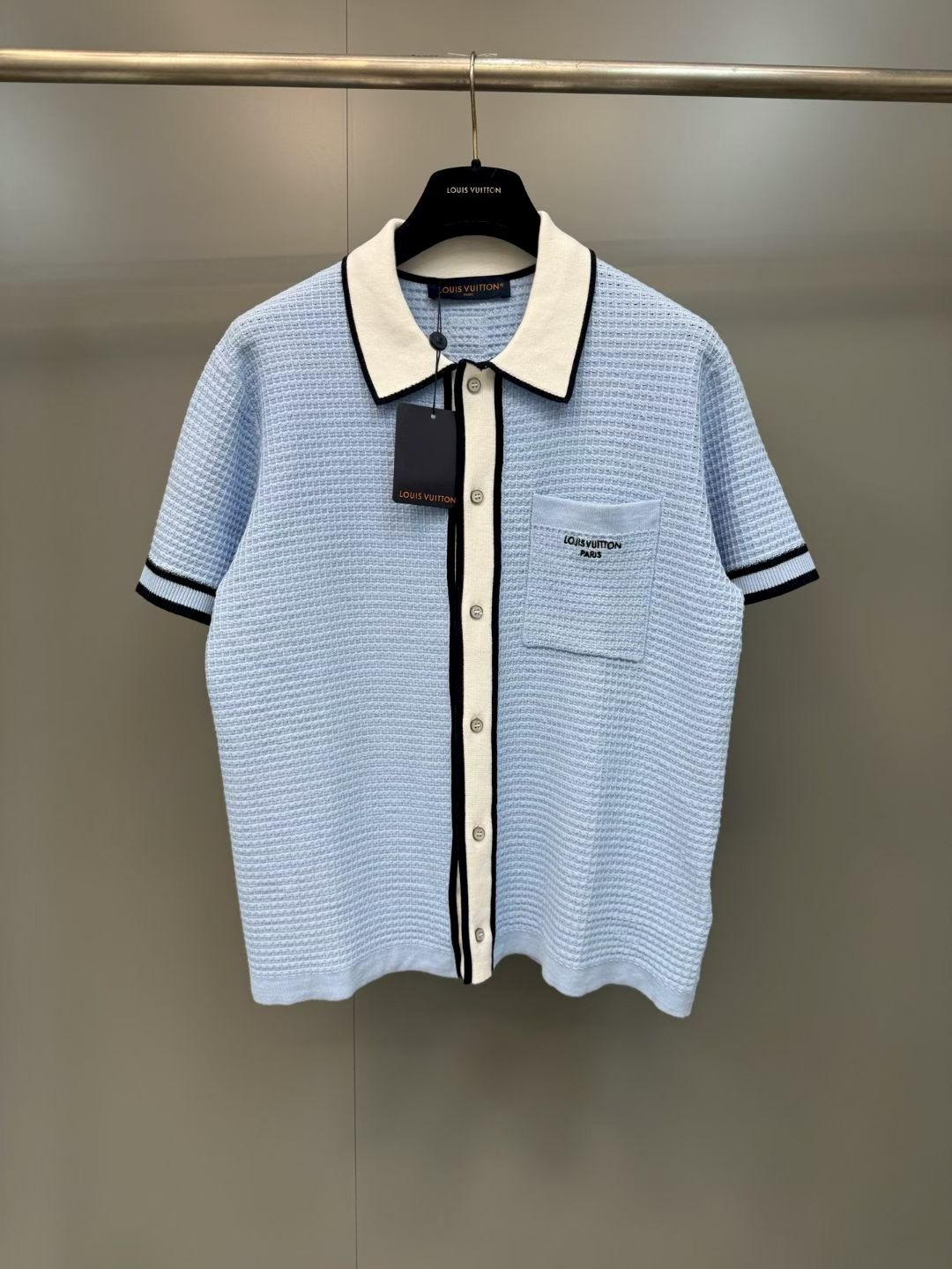 NO:852959,1v 26 Waffle Knit Half Sleeve This short-sleeved shirt is made of traditional waffle knit fabric to create a summer style, with striped trim adding a touch of retro style. The chest pocket is decorated with Louis Vuitton Paris embroidery, VVN leather-style patch is the centerpiece, and pearlescent buttons complete the college style, injecting a fashionable atmosphere for afternoon tea in the park. Standard fit  Waffle knit rib knit collar with contrasting lines on the collar, front and cuffs, pearlescent buttons on the front, chest patch pocket with embroidered logo, VVN leather style logo patch on the rear Size s-XL, Louis Vuitton-Clothing, louis vuitton, louis vuitton, shirts, T-shirt,198609091v 26 华夫格针织半袖 本款短袖衬衫以传统华夫格针织面料裁出夏日型格,条纹饰边平添一丝复古格调.胸袋饰以 Louis Vuitton Paris 刺绣,VVN 皮革风格贴饰定睛部,珠光纽扣完善学院风格,为公园下午茶时光注入时尚气息.标准版型 华夫格针织罗纹针织衣领,衣领、前襟及袖口饰以对比感线条,珠光纽扣前襟,胸前贴袋点缀刺绣标识,后部饰有 VVN 皮革风格标识贴饰 尺码s-XL,路易威登-服装,louis vuitton,louis vuitton,shirts,T-shirt,,Women's clothing