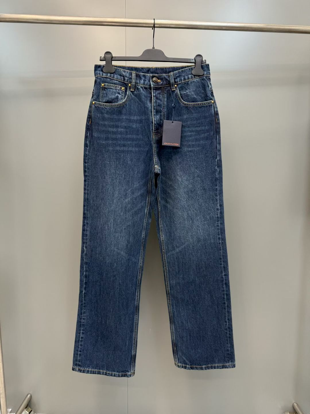 NO:852968,1V 26ss, the highest quality genuine leather pocket jeans, purchased and developed from the original. This denim jacket is decorated with classic pleats and dyed navy dark blue using garment dyeing technology to show a retro washed effect. The back pocket has a genuine cowhide stenciled logo and cat-eye pearl effect rivets of the same tone to add a sophisticated style. The denim trousers can be paired with the same style of genuine leather lapel denim jacket, showing a washed retro effect, adding a refined atmosphere, and creating a complete summer look.  Size 30-32-34-36,Louis Vuitton-clothing,louis vuitton,jeans,jackets & coats,cowhide,198609091V 26ss 最高品真皮口袋牛仔裤 原版购入开发,这款牛仔外套缀有经典褶裥,并以成衣染色技术染成海军深蓝色,展现复古的洗水效果.后口袋以真牛皮钢印logo,并以同色调的猫眼珍珠效果铆钉添上精致格调.牛仔长裤可搭配同款真皮翻领牛仔外套,呈现洗水复古效果,更添精致气息,缔造完整夏日造型. 尺码30-32-34-36,路易威登-服装,louis vuitton,jeans,jackets & coats,cowhide,,Women's clothing