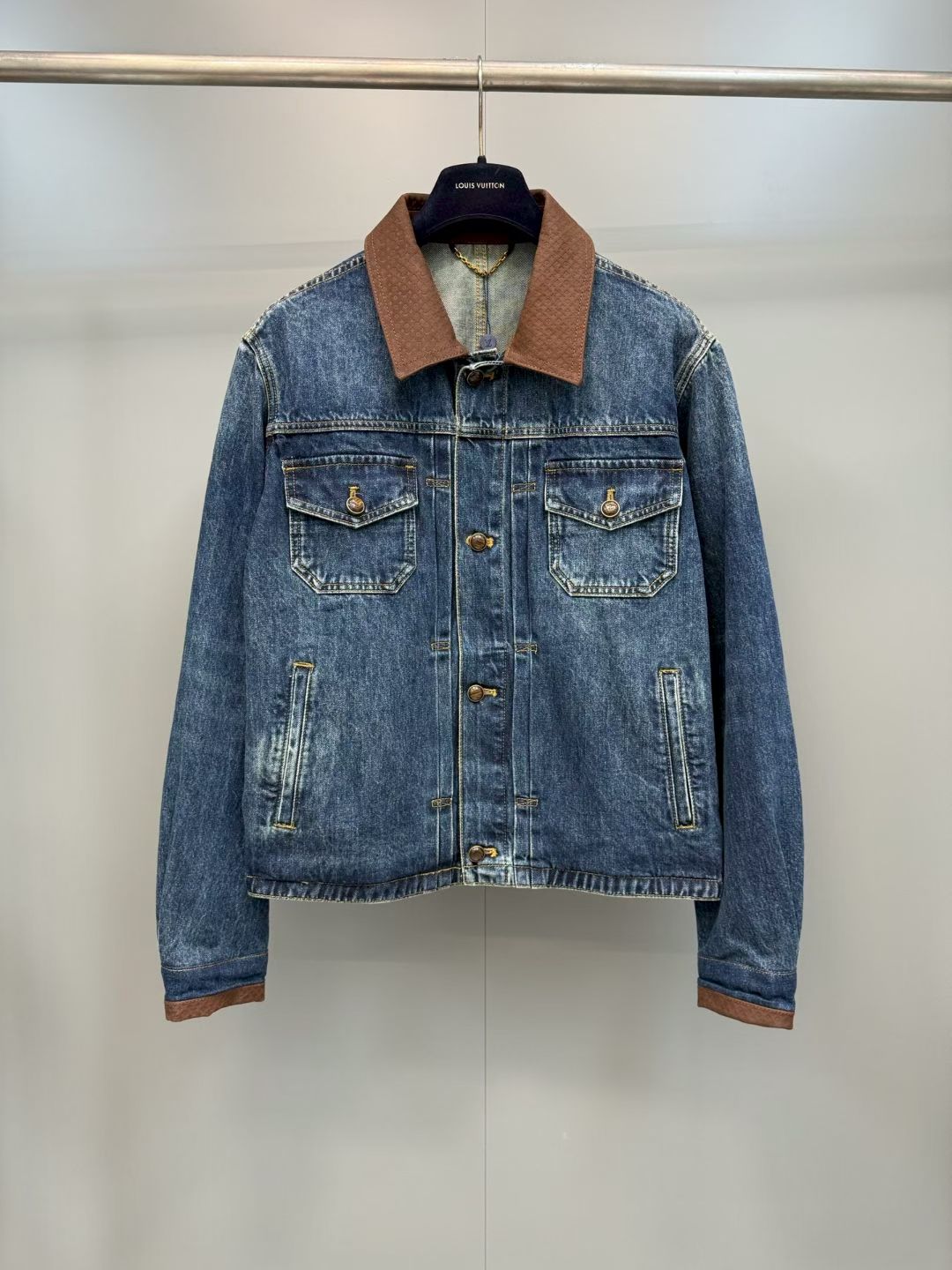 NO:852880,In stock 1V 26ss genuine leather collar denim jacket. This denim jacket is decorated with classic pleats and dyed navy blue using garment dyeing technology to show a retro washed effect. The back pocket has a genuine cowhide stenciled logo and same-tone cat-eye pearl effect rivets to add a sophisticated style. Denim trousers can be paired with the same leather lapel denim jacket to create a washed retro effect, adding a refined touch and creating a complete summer look.  Size 46-48-50-52,Louis Vuitton-clothing,louis vuitton,jackets & coats,cowhide,19860909现货1V 26ss 真皮领牛仔外套 这款牛仔外套缀有经典褶裥,并以成衣染色技术染成海军深蓝色,展现复古的洗水效果.后口袋以真牛皮钢印logo,并以同色调的猫眼珍珠效果铆钉添上精致格调.牛仔长裤可搭配同款真皮翻领牛仔外套,呈现洗水复古效果,更添精致气息,缔造完整夏日造型. 尺码46-48-50-52,路易威登-服装,louis vuitton,jackets & coats,cowhide,,Women's clothing