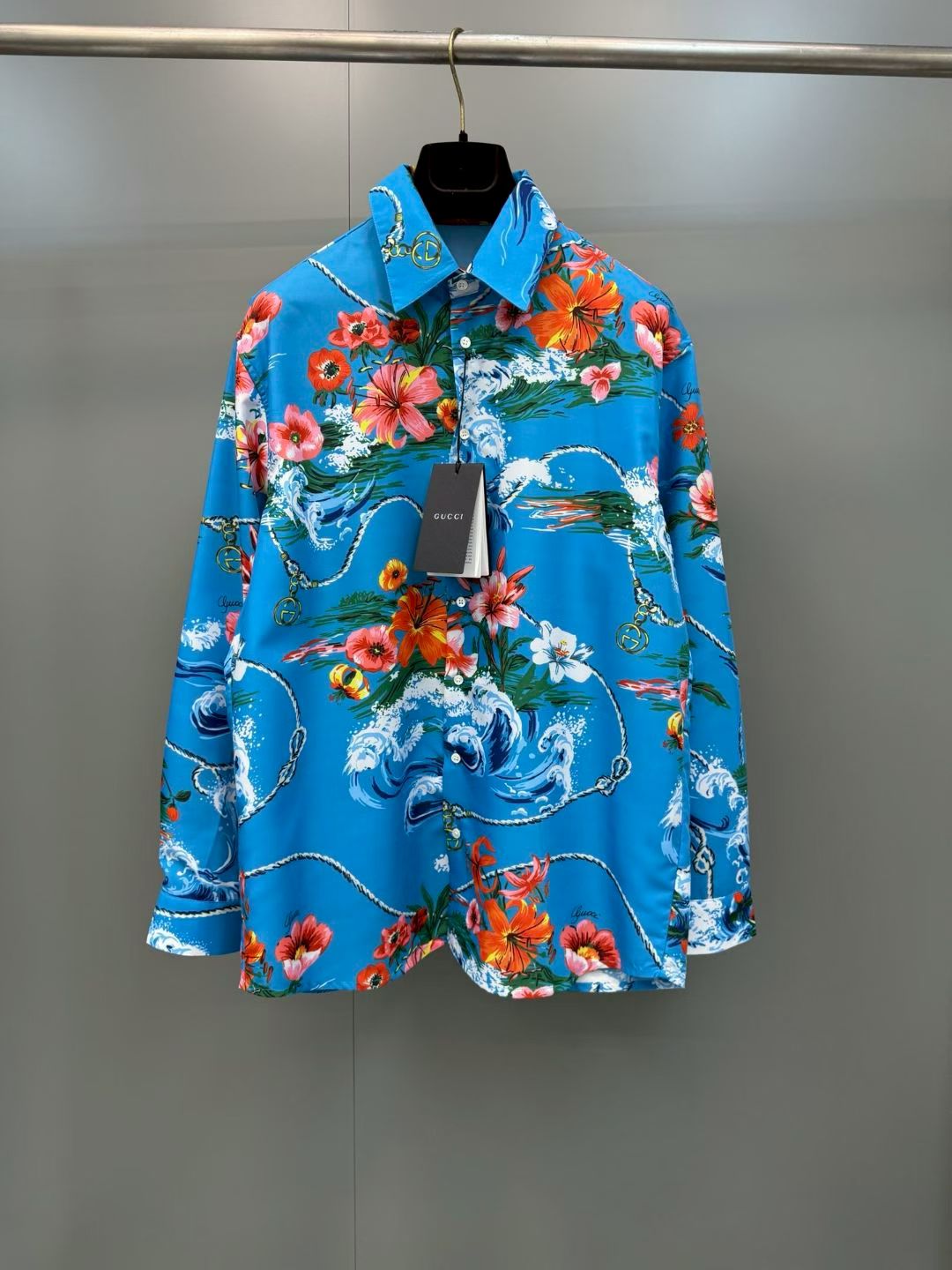 NO:852930,G Home 26ss New Generation Gucci Gucci generation series deeply explores the brand's archive elements, integrating the designs of different generations into a unified aesthetic narrative. From urban style to warm resorts, the ready-to-wear series shows a sense of urban escape through a refined perspective. This shirt is made of smooth fabrics and is printed with Gucci flower prints all over. Size 46.48.50.52., Gucci - Clothing, gucci, gucci, gucci, shirts,19860909G家 26ss新款Generation Gucci古驰世代系列深入探索品牌的典藏元素,将不同世代的设计融合为统一的美学叙事.从都市风情到温暖的度假胜地,成衣系列通过精致的视角展现都市逃逸之感.这款衬衫采用流畅面料打造,通体印有Gucci花朵印花. 码数46.48.50.52.,古驰-服装,gucci,gucci,gucci,shirts,,Women's clothing