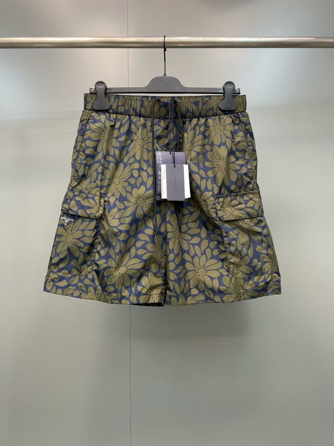 NO:852920,Pjia 26ss is the new and highest version on the market. The girl inspects the goods and trims the three marks on the threads. You can post pictures and take videos after delivery. If you want quality and service, please add me on WeChat. We do not accept urgent orders. This is the highest version on the market decorated with contrasting color patterns. The girl inspects and trims the goods.  There are three marks on the thread, pictures and videos can be sent before delivery. If you want quality or service, please add me on WeChat. We will not accept urgent orders. Drawstring shorts, made of recycled nylon. Functional details and unique elements make this garment a pure expression of Prada's vision.  Size S.M.L.XL.,Prada-clothing,prada,prada,shorts,19860909P家26ss新市面最高版本小妹验货、修剪线头上三标、发货可发图及拍视频,要品质要服务的加我微信,不接急单.款撞色图案设计装饰这市面最高版本小妹验货、修剪线头上三标、发货可发图及拍视频,要品质要服务的加我微信,不接急单.款抽绳短裤,采用再生尼龙材质.功能细节和独特元素使这件服装成为Prada愿景的纯粹表达. 码数S.M.L.XL.,普拉达-服装,prada,prada,shorts,,Women's clothing